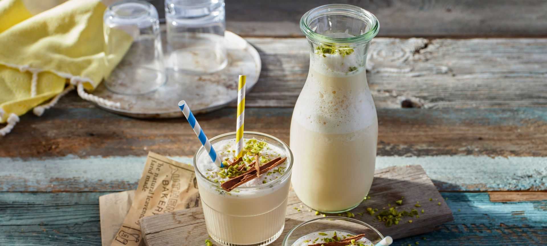 Rezeptbild für Iced Chai Latte mit Buttermilch und Pistazientopping
