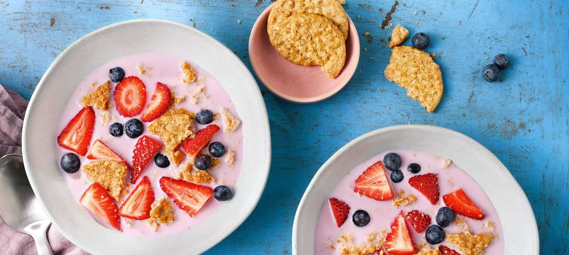 Rezeptbild für Erfrischende Buttermilch-Suppe mit Beeren & Haferkeksen