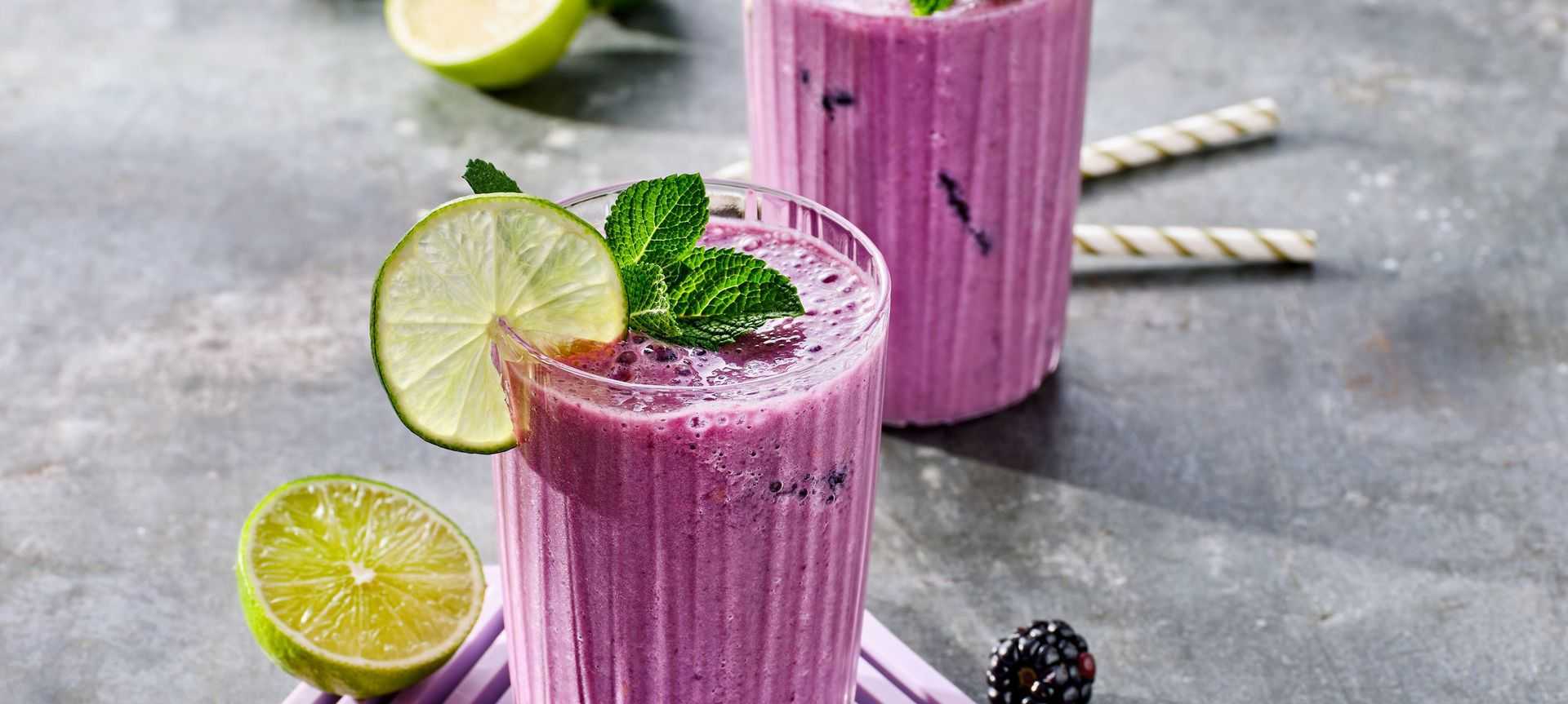 Rezeptbild für Fruchtiger Buttermilch Drink mit Brombeeren