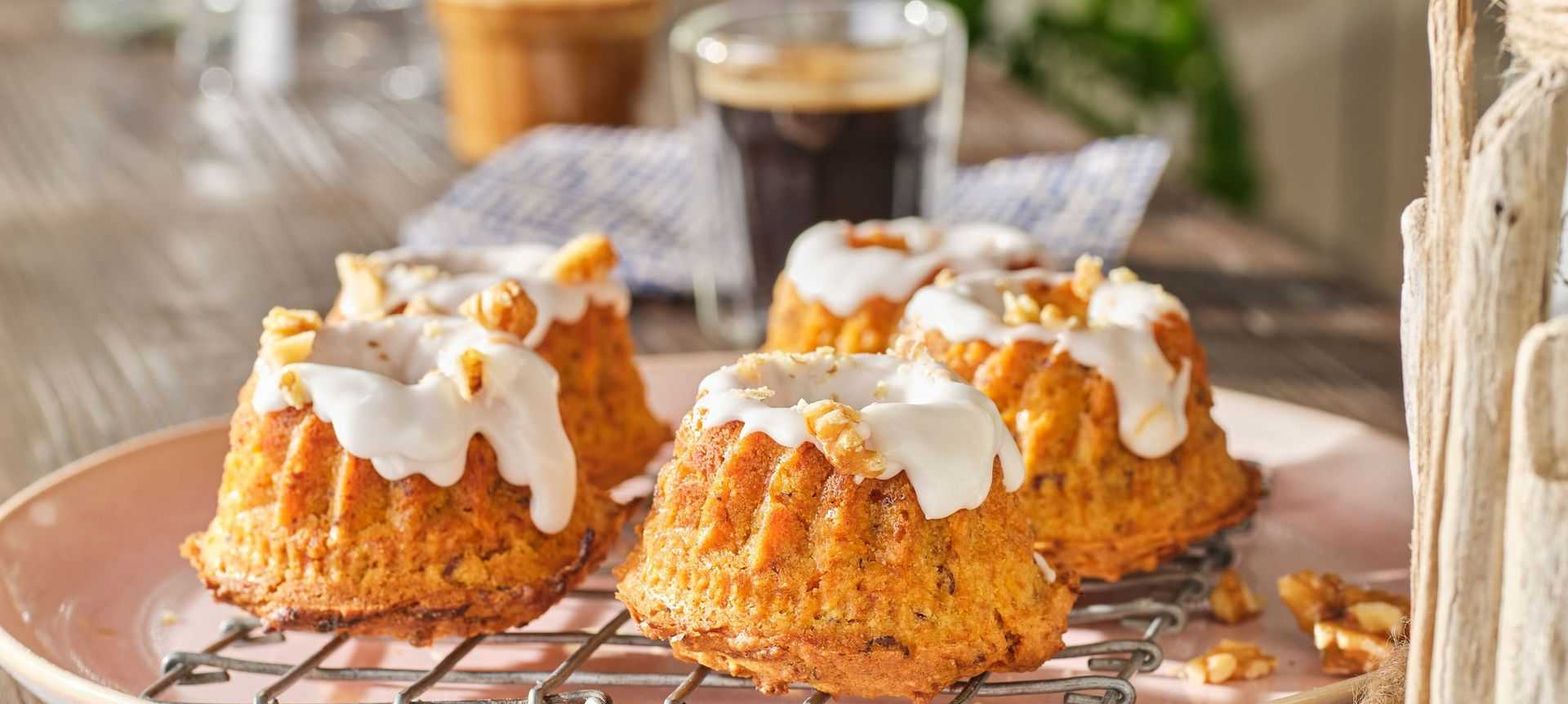 Rezeptbild für Saftige vegane Karottenküchlein mit Schmand-Topping