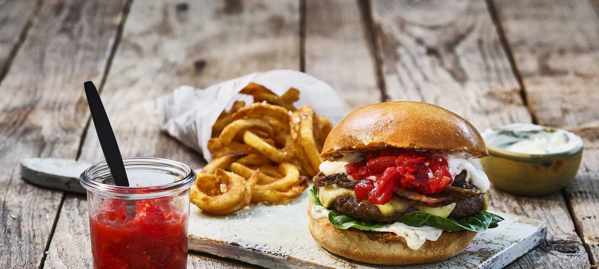 Rezeptbild für Cheeseburger mit knusprigen Zwiebelringen und Erdbeer Chutney