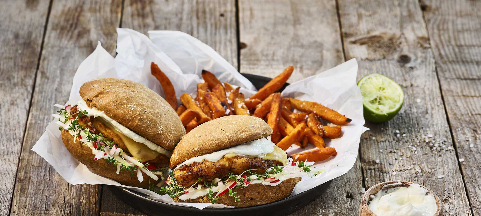 Rezeptbild für Saftiger Crispy Chicken Burger mit Kohlrabi-Radieschen Coleslaw