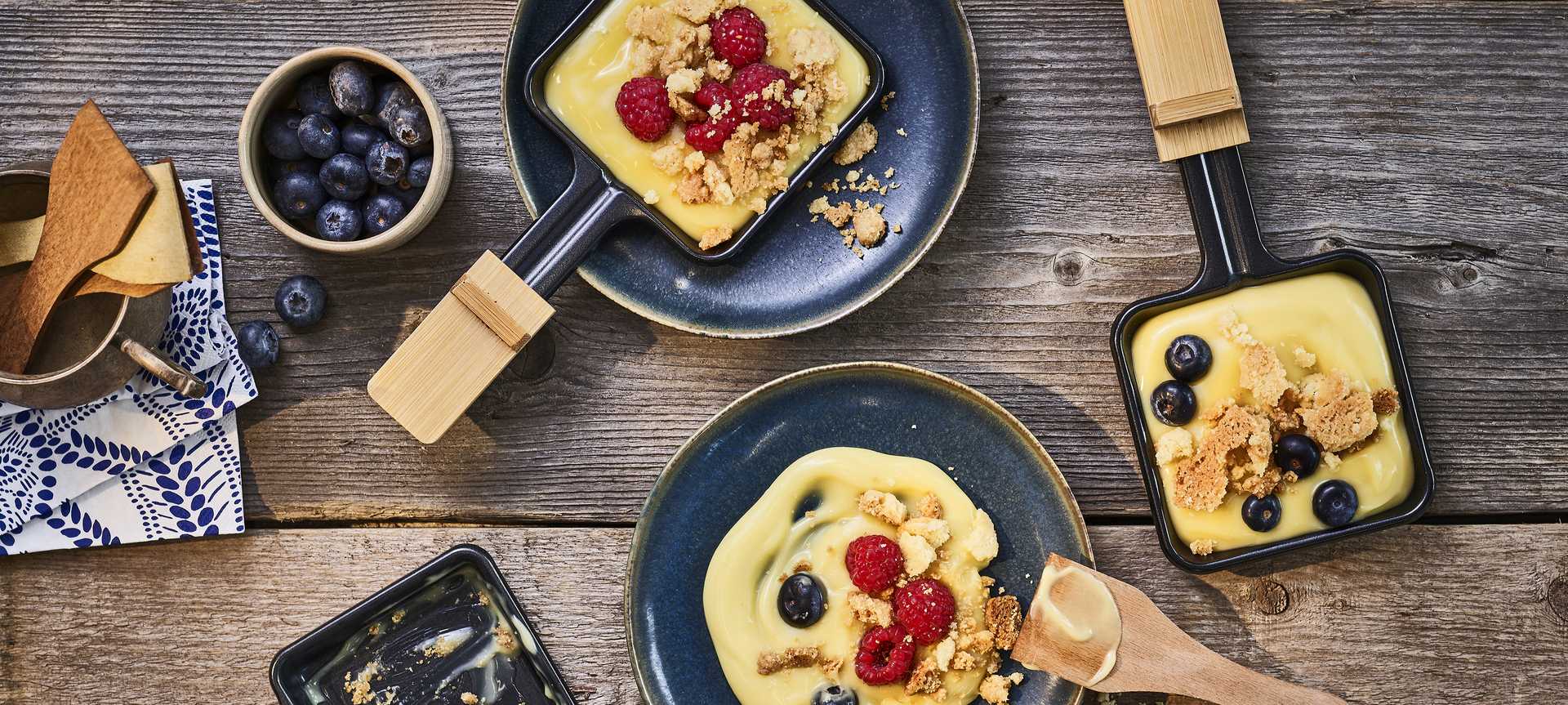 Rezeptbild für Süßes Raclette-Pfännchen mit Crumble und Beeren