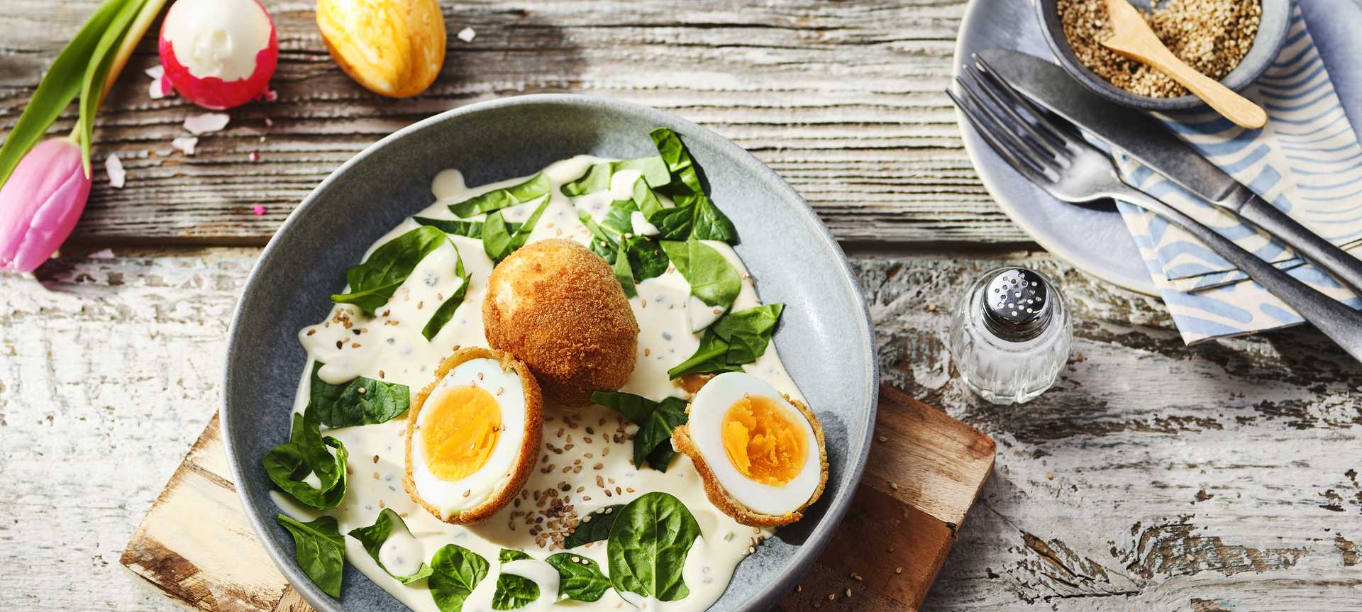 Rezeptbild für Knusprig panierte Eier in Senfsoße mit Spinat