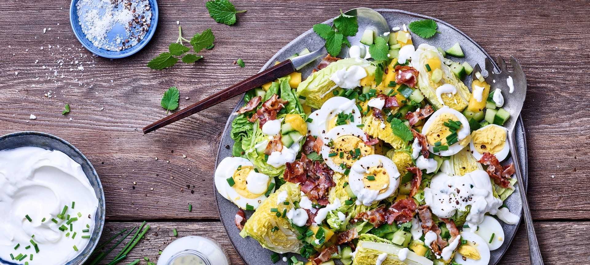 Rezeptbild für Mango-Eier-Salat mit Bacon und Schmand-Schnittlauch-Dressing