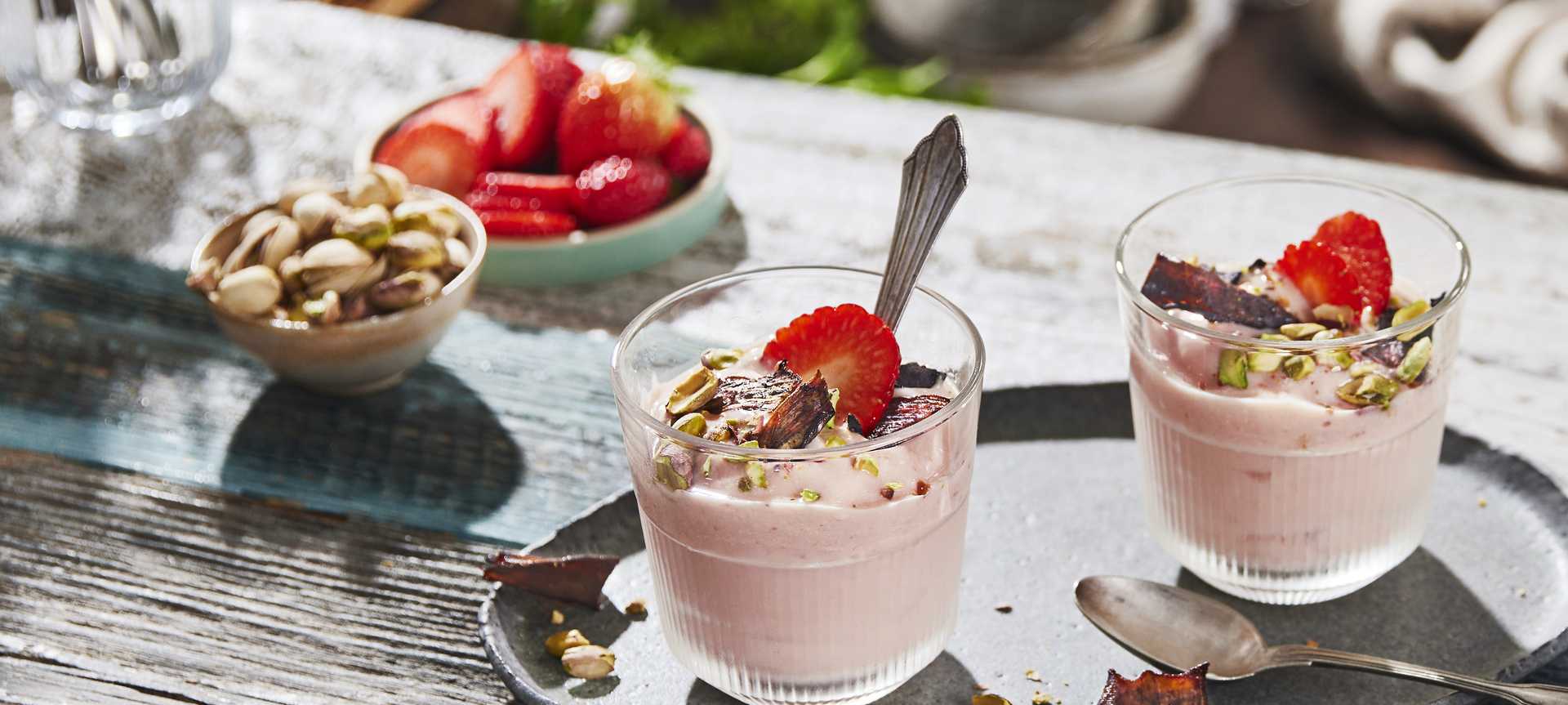 Rezeptbild für Bananen-Erdbeer-Dessert mit Bananenschalen-Crunch