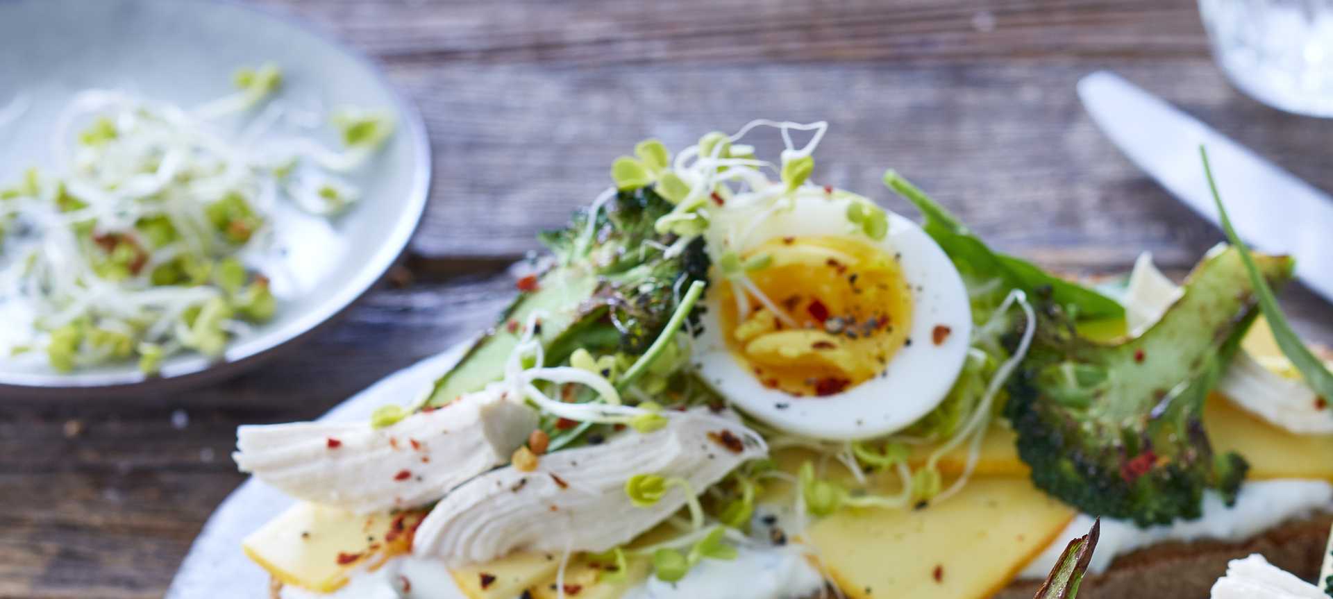 Rezeptbild für Selbstgemachtes Eiweißbrot mit Hähnchenbrust, FrühlingsQuark und Brokkoli