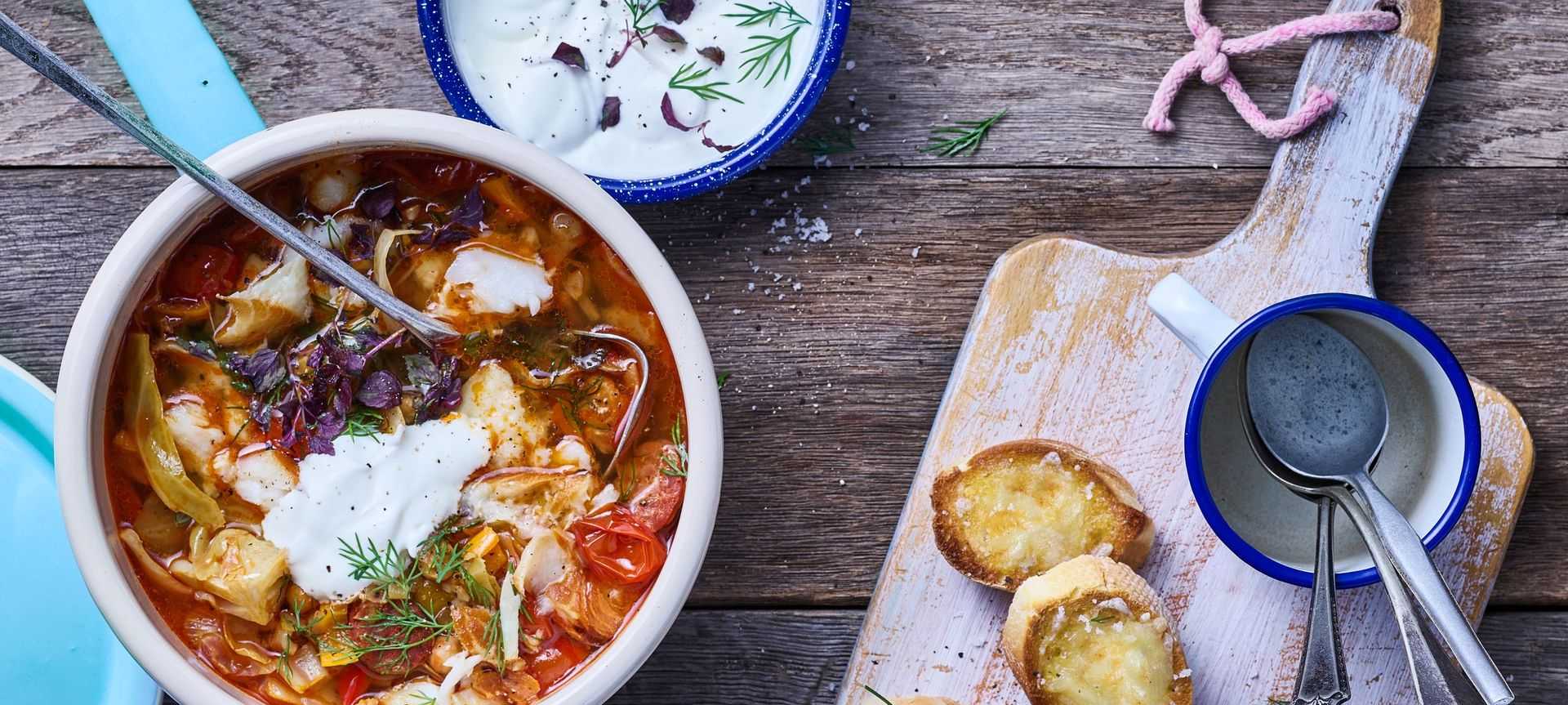 Rezeptbild für Cremige Fischsuppe mediterran mit Kircherbsen, Chorizo und Schmand
