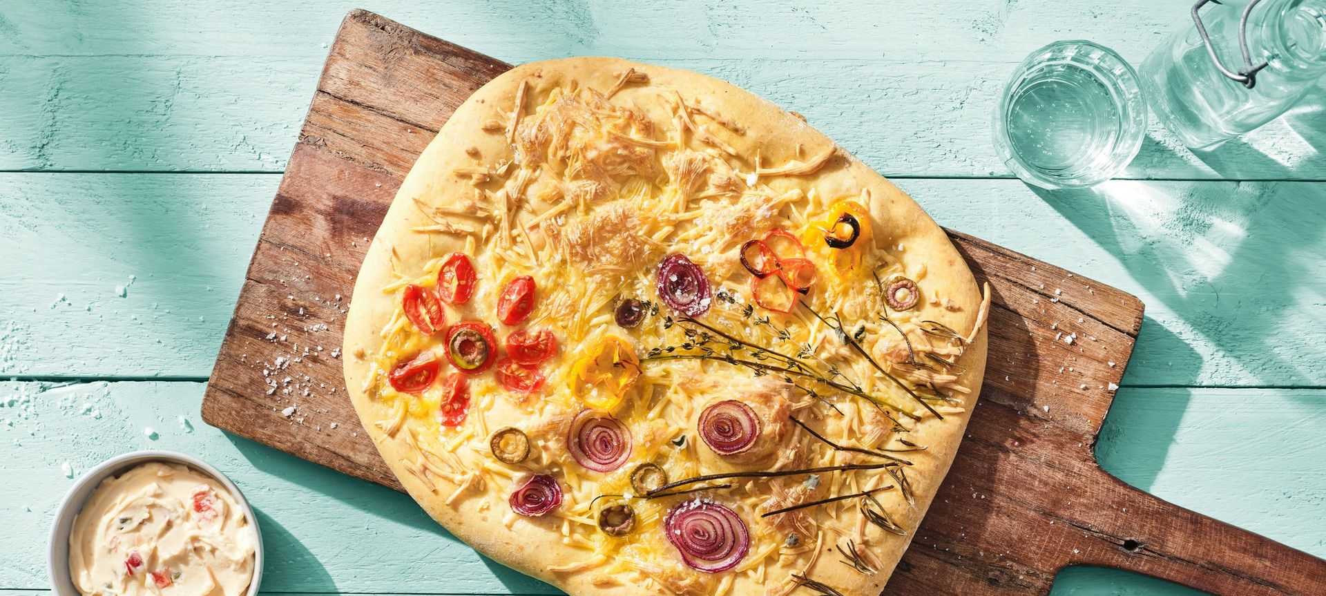 Rezeptbild für Bunter Focaccia Garden