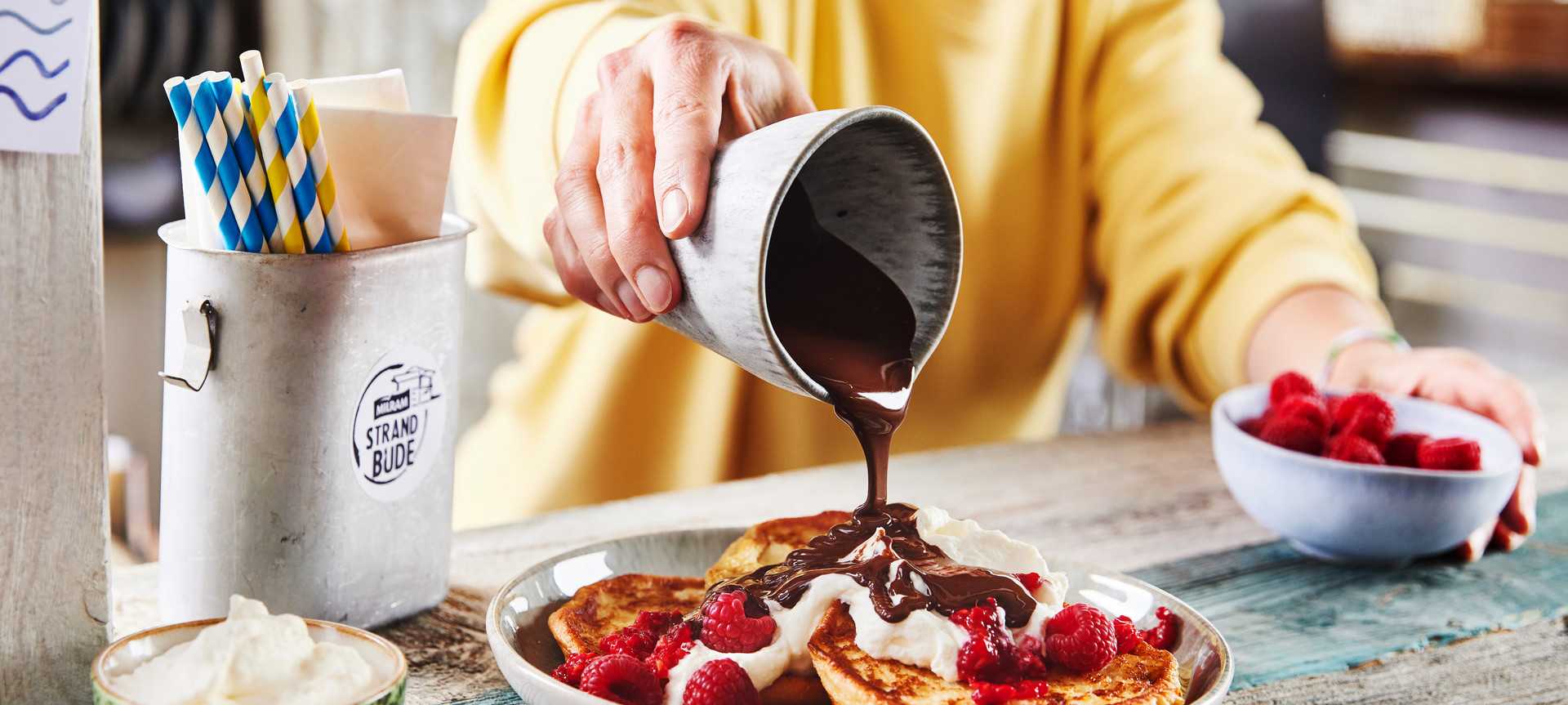 Rezeptbild für French Toast aus Burger Buns mit Schokosauce und Himbeeren