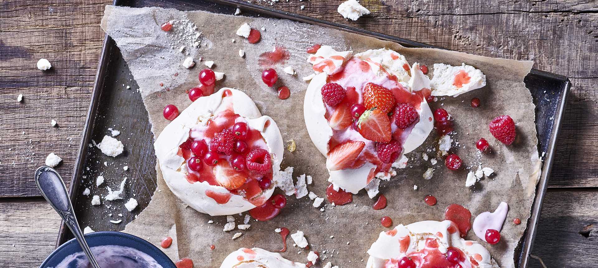 Rezeptbild für Gefüllte Baisers mit Erdbeersahne und Sommerbeeren