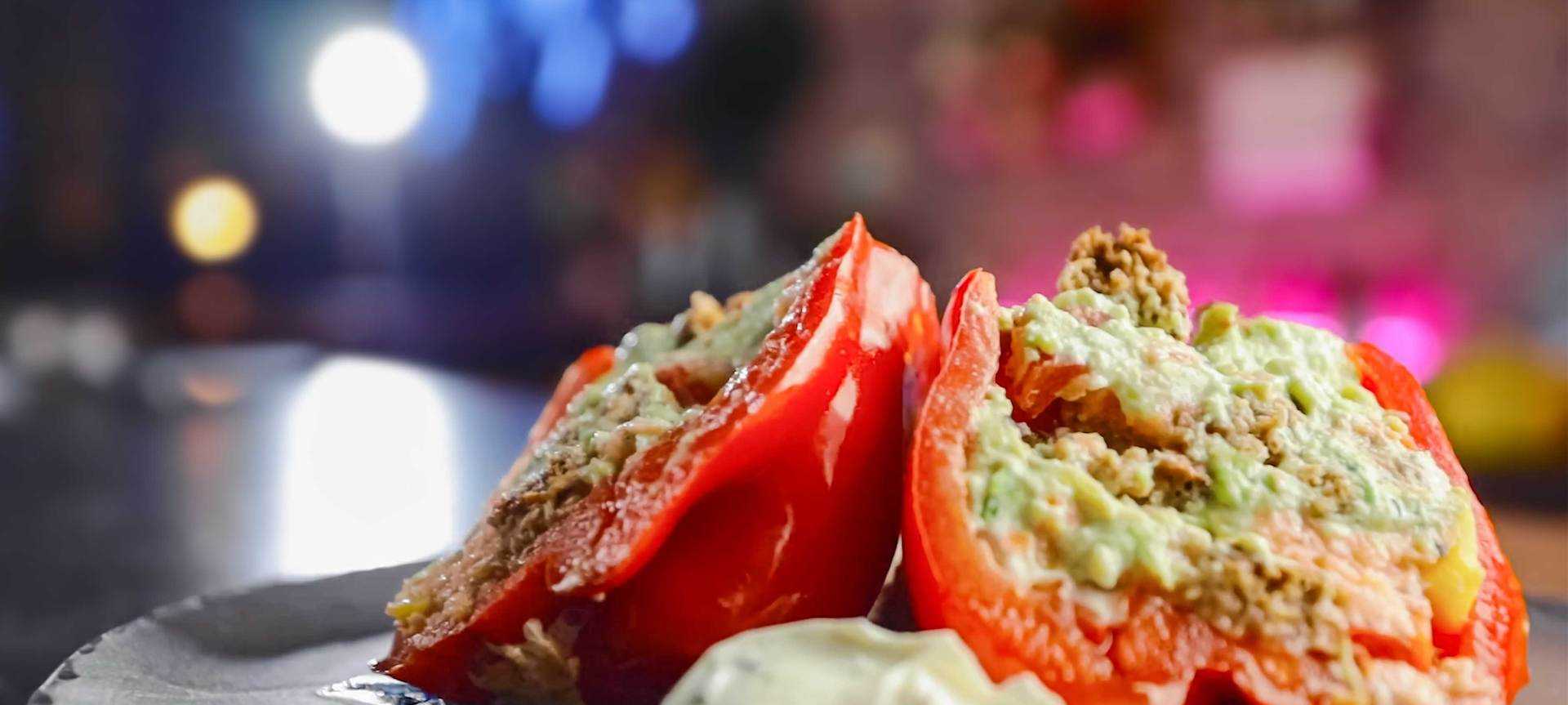 Rezeptbild für Gefüllte Grill-Paprika mit Lachs, Mango und Avocado-Creme