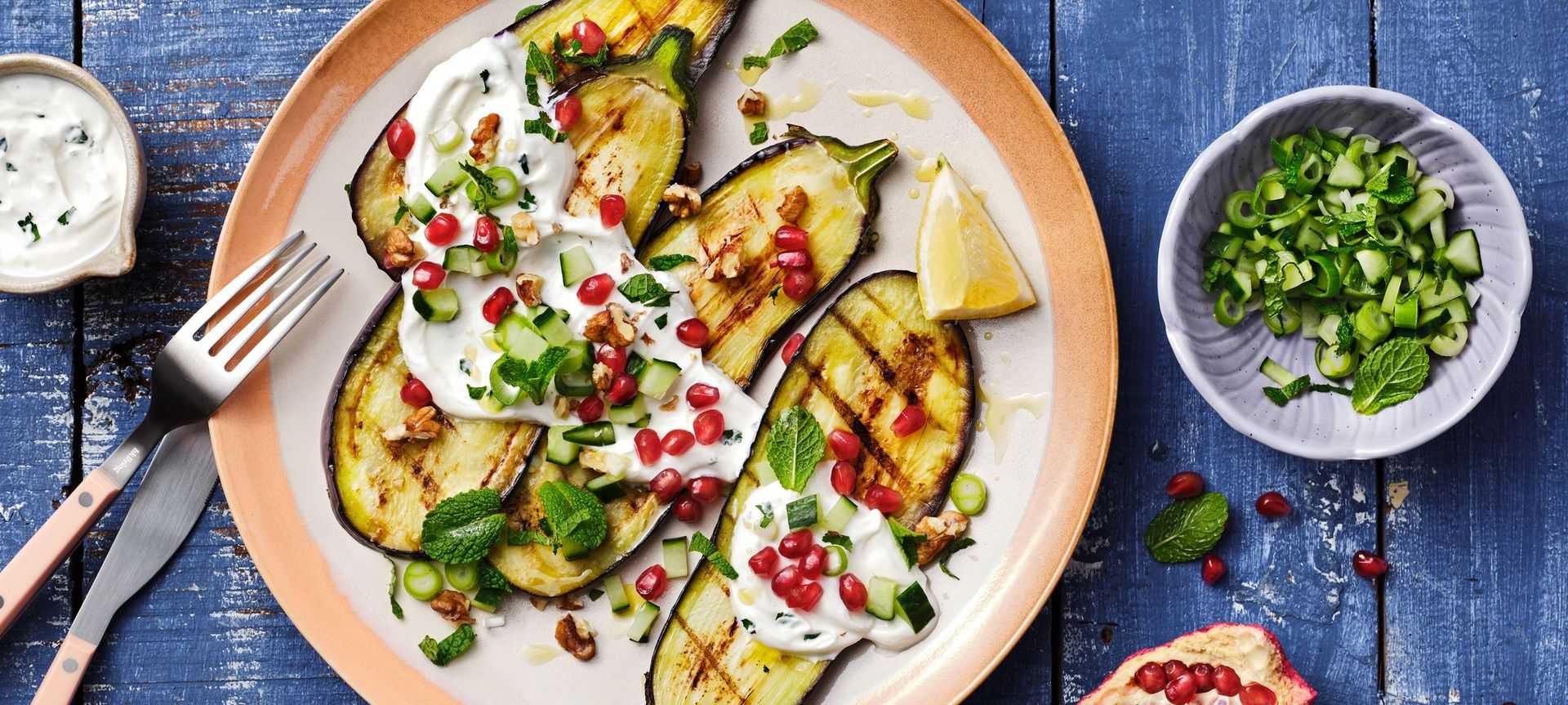 Rezeptbild für Gegrillte Aubergine mit PetersilienQuark, Minze und Granatapfel