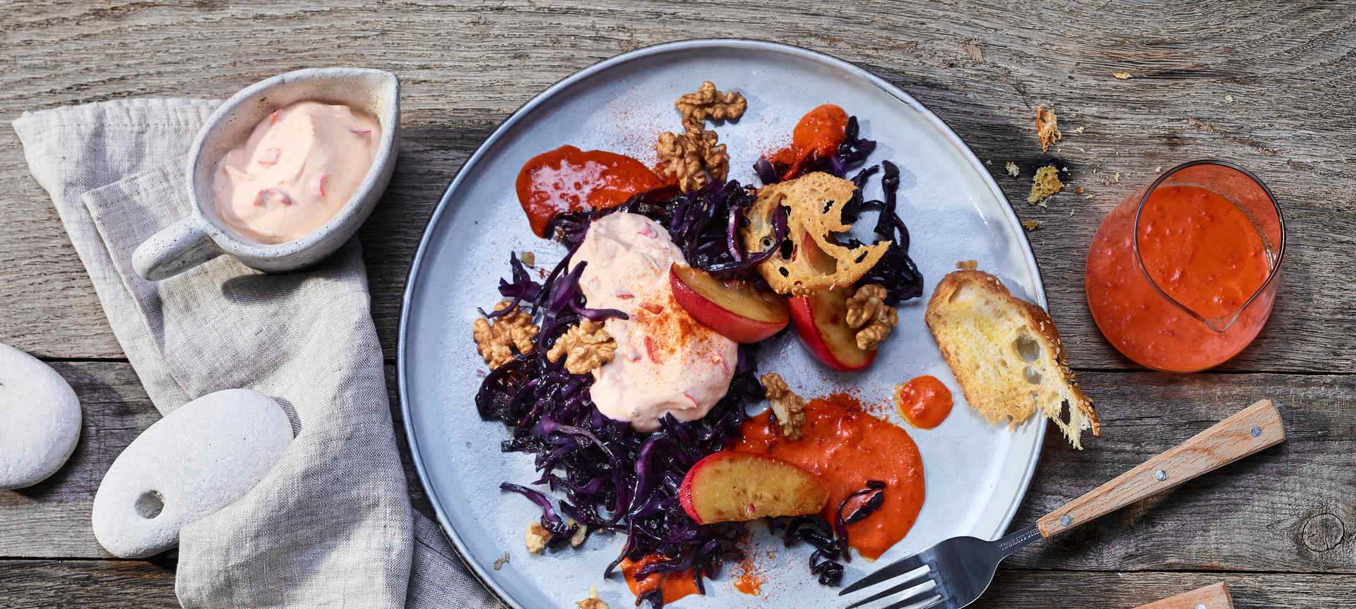 Rezeptbild für Gegrillter Rotkohlsalat mit karamellisierten Apfelspalten