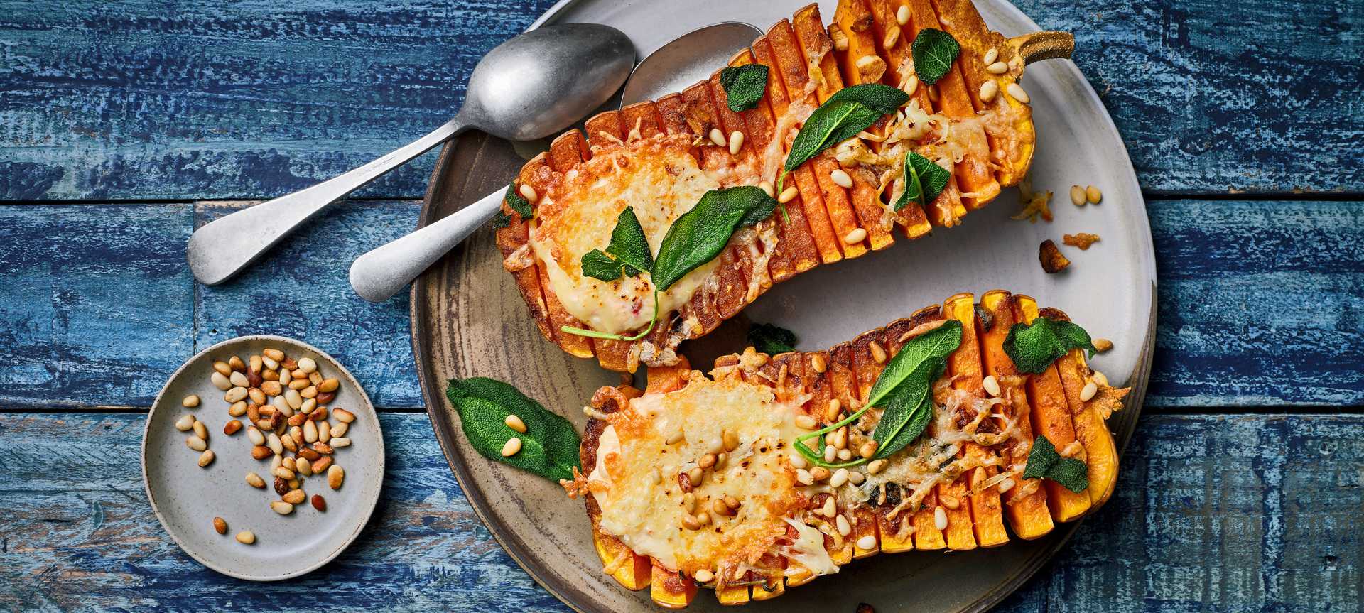 Rezeptbild für Hasselback-Kürbis mit Käse-Quarkfüllung