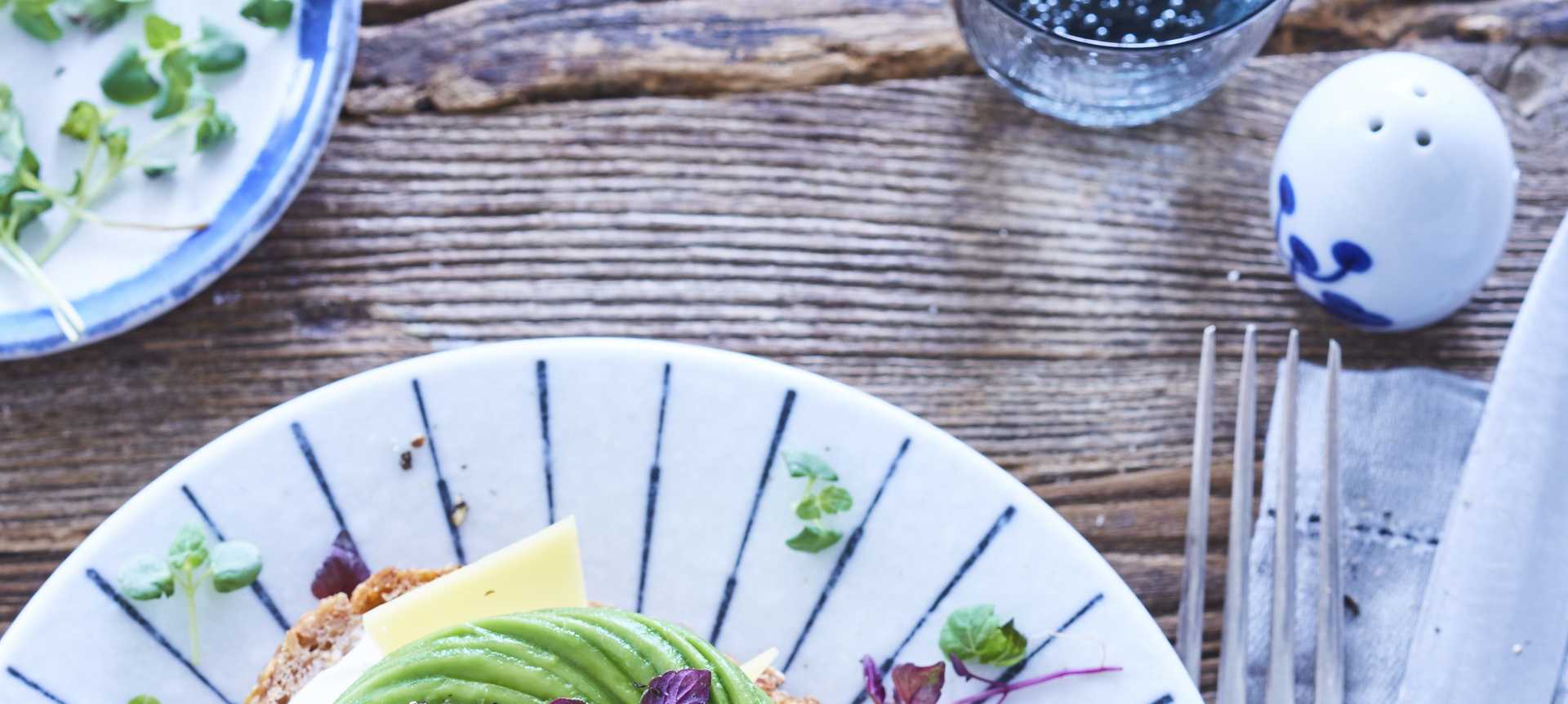 Rezeptbild für Käsebrot mit Avocado-Blume, Granatapfel und Sylter Käse