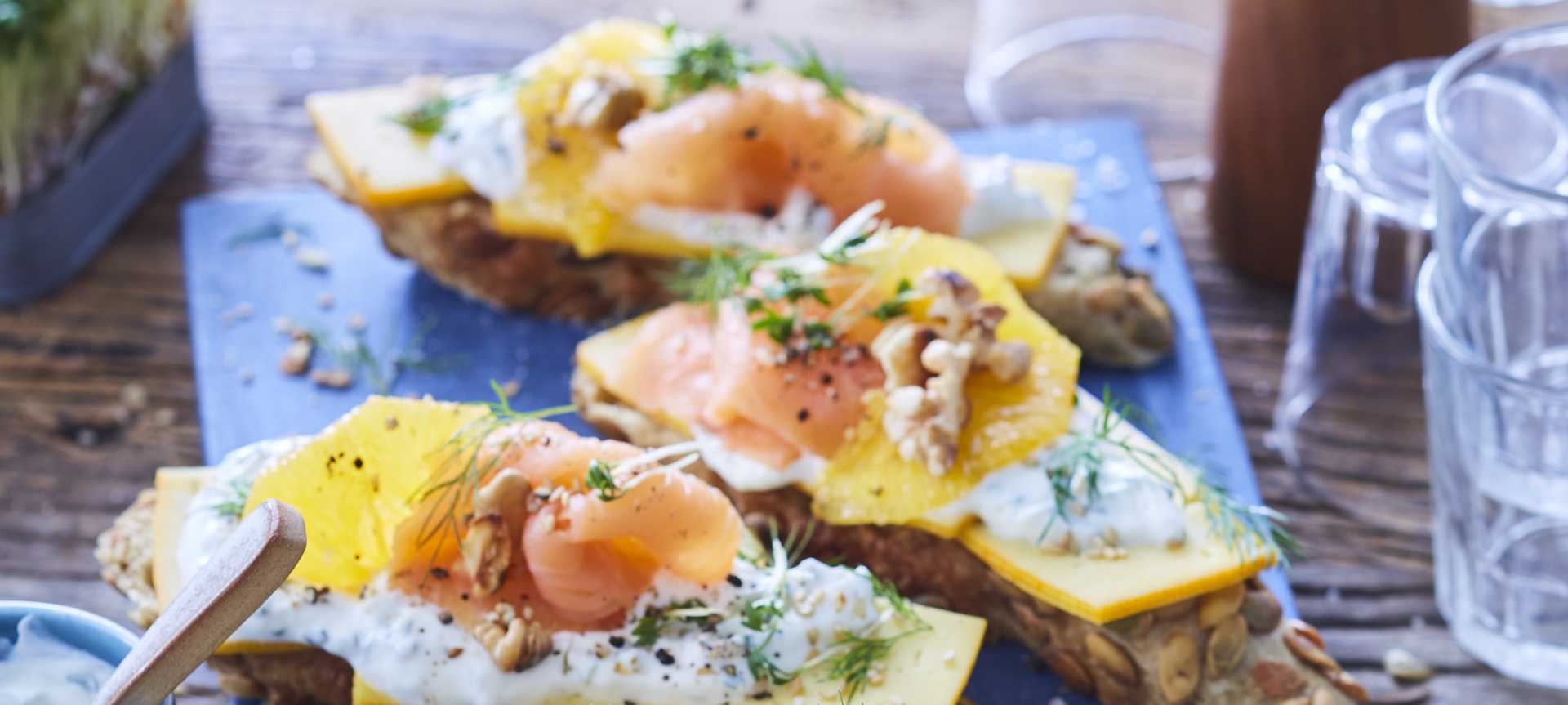 Rezeptbild für Käsebrot mit Lachs, Käse und Walnüssen