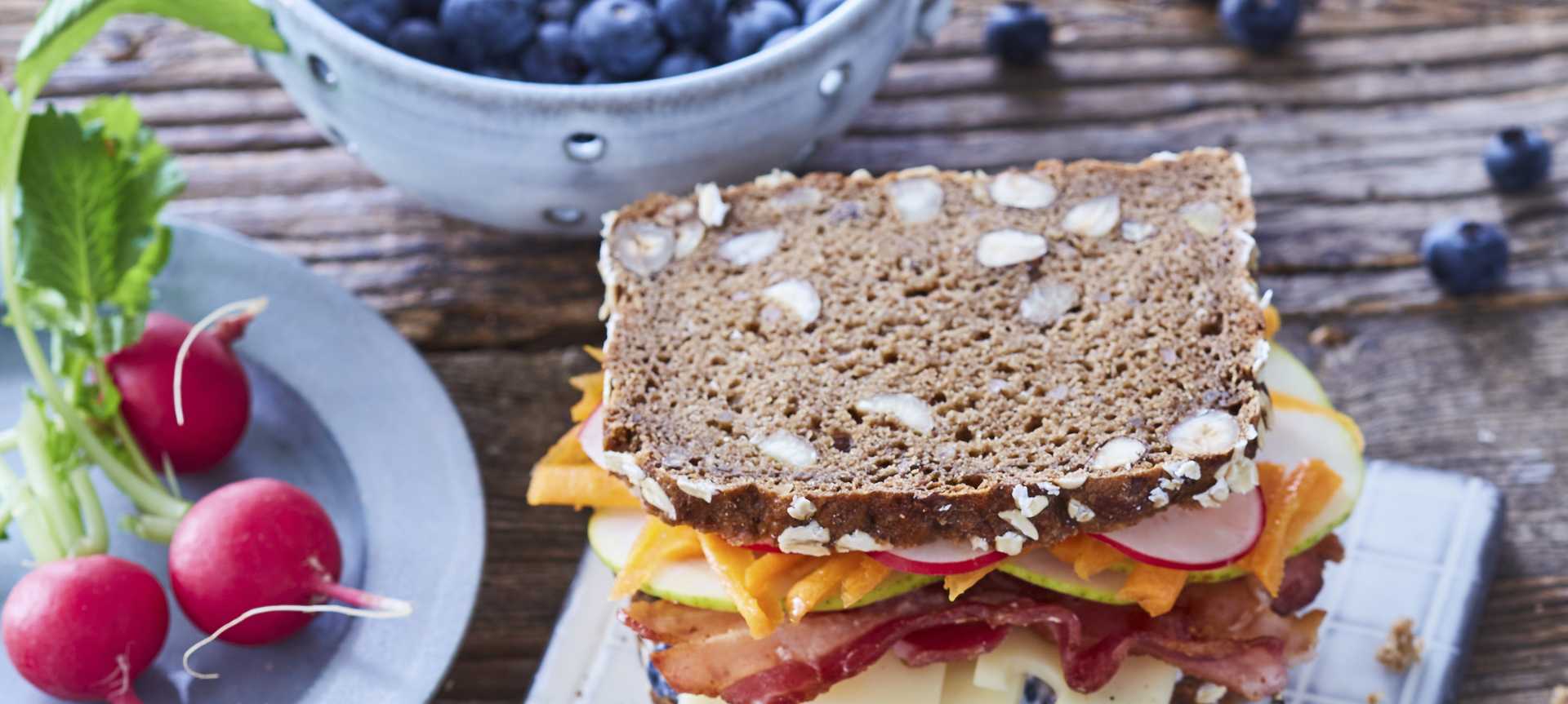 Rezeptbild für Belegtes Käsebrot mit knusprigem Bacon und Blaubeer-Frischkäse