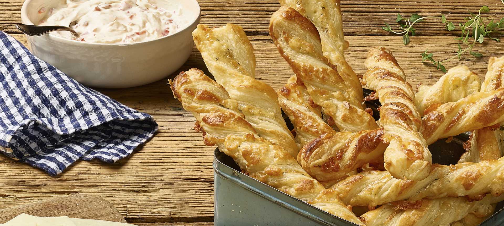 Rezeptbild für Einfache Blätterteig-Käsestangen
