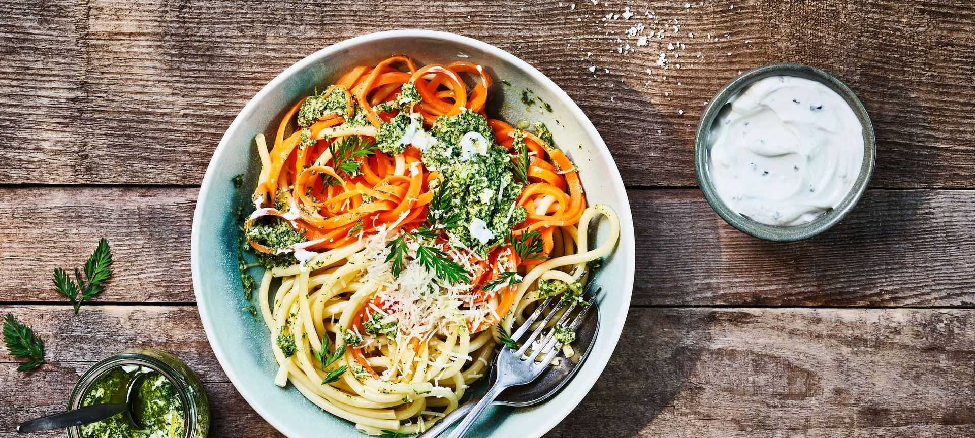 Rezeptbild für Nudeln mit Zoodles & Karottengrün-Pesto