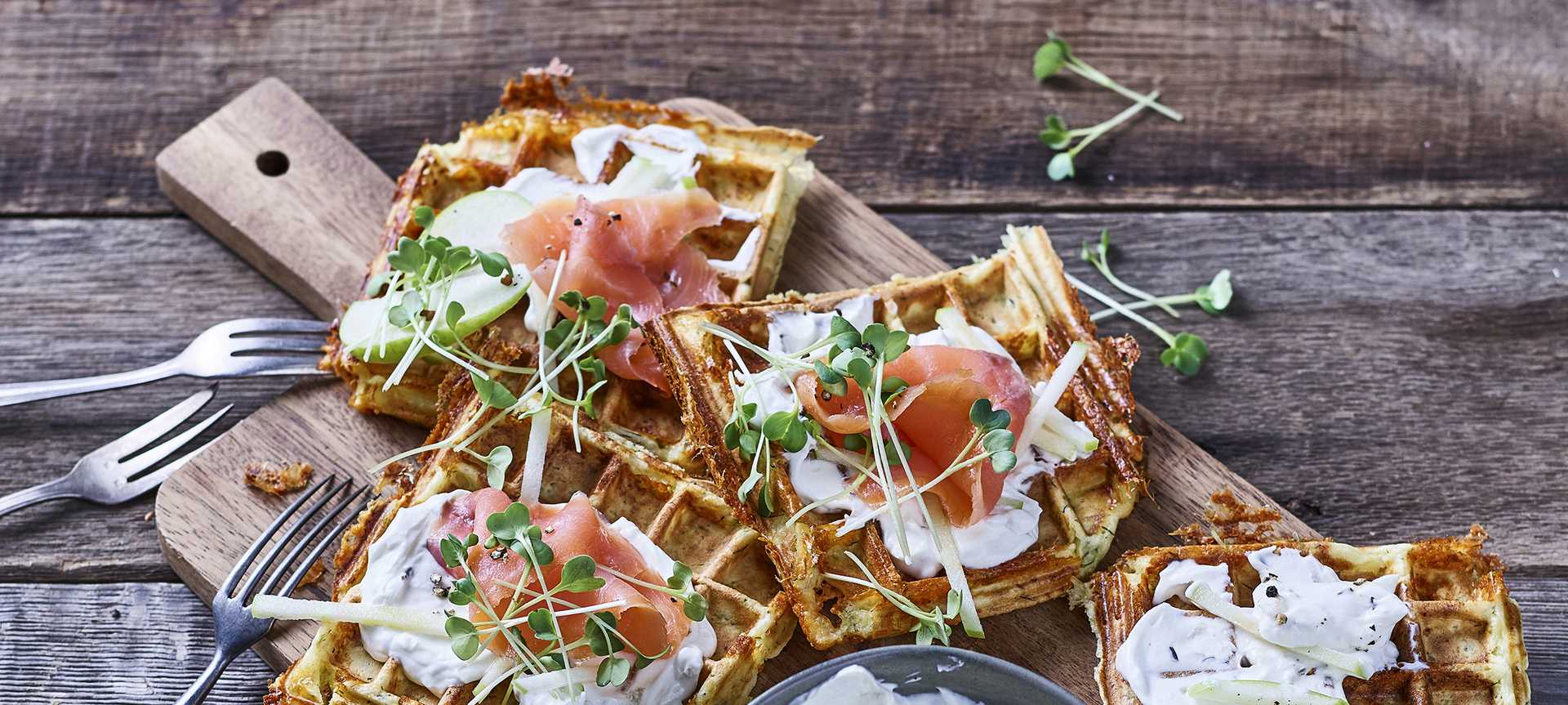 Rezeptbild für Kartoffelwaffeln mit 3-ZwiebelQuark, Räucherlachs und Kresse