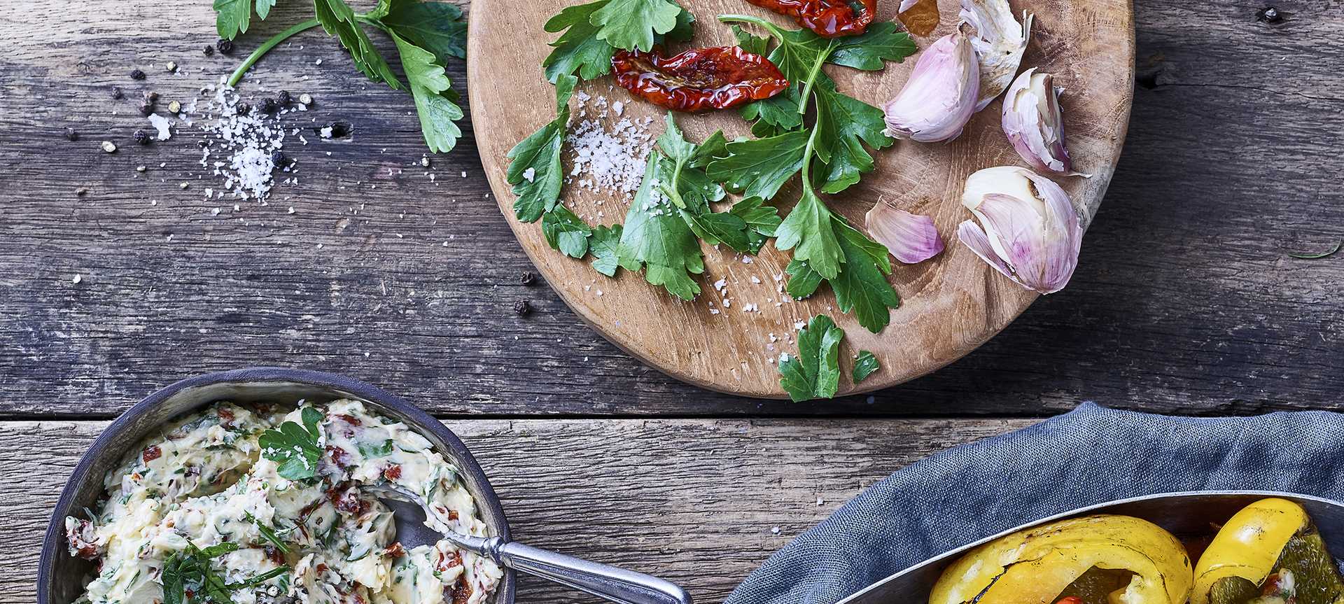 Rezeptbild für Einfache Kräuterbutter mit getrockneten Tomaten