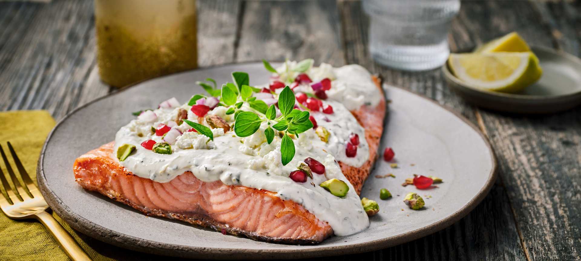 Rezeptbild für Lachs mit Wildkräuter-Topping und Granatapfel