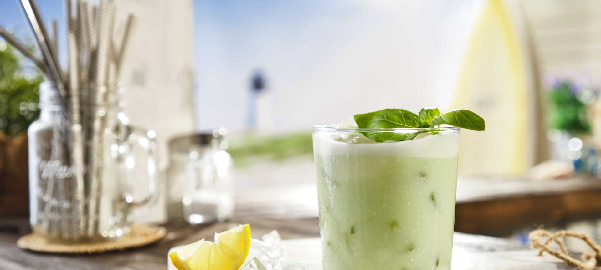 Rezeptbild für Zitroniger Buttermilch Gin Basil Smash
