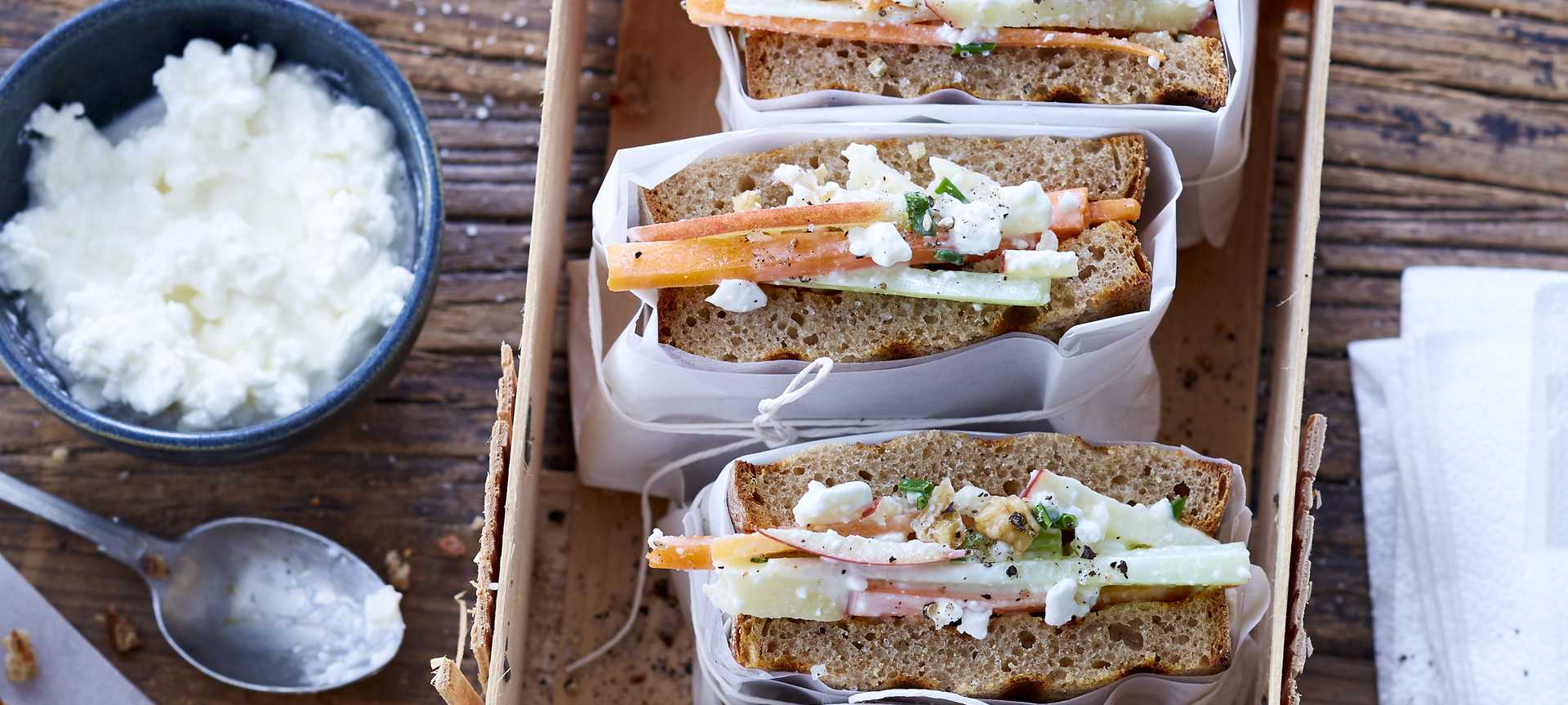 Rezeptbild für Low-Carb Brot mit körnigem Frischkäse, Möhren und Walnüssen