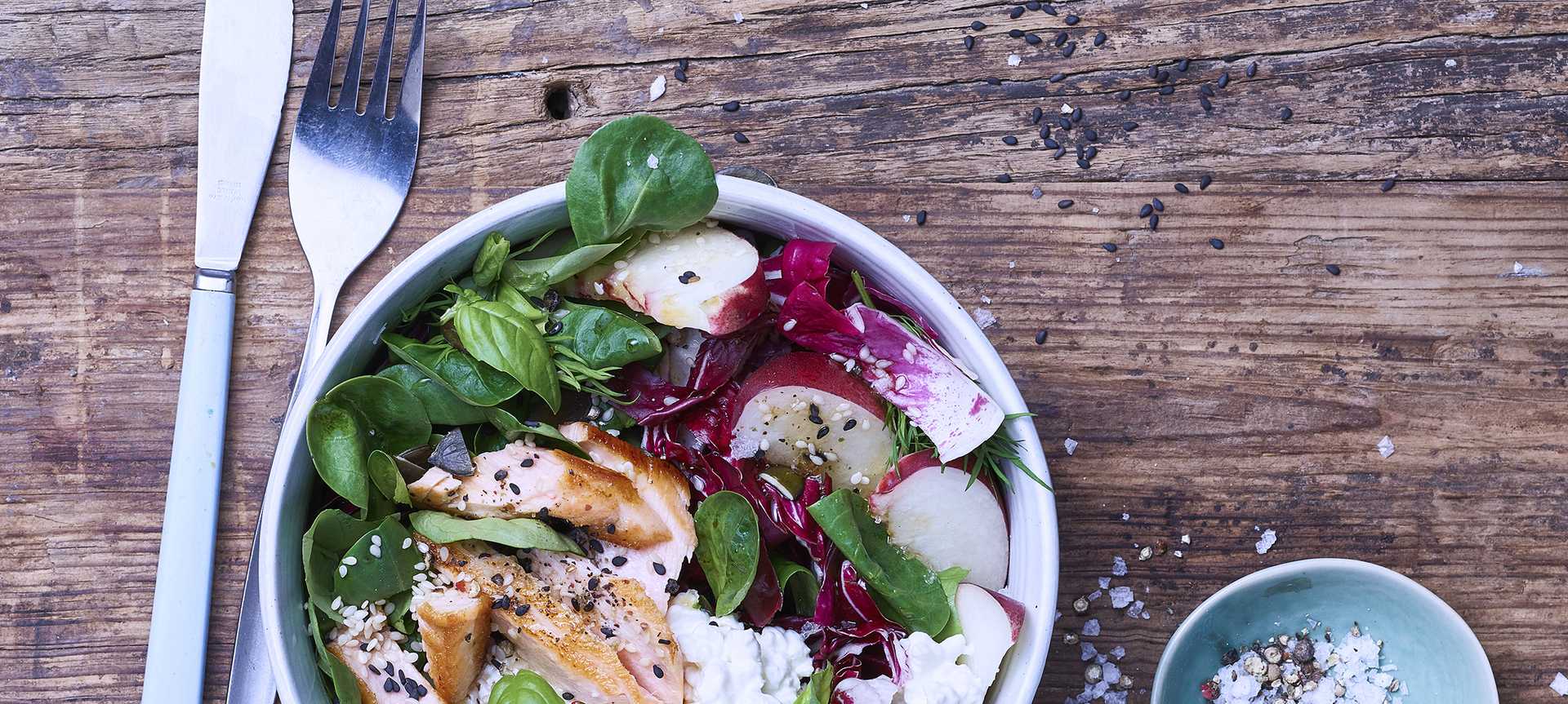 Rezeptbild für Grüne Protein-Bowl mit Lachsfilet und körnigem Frischkäse