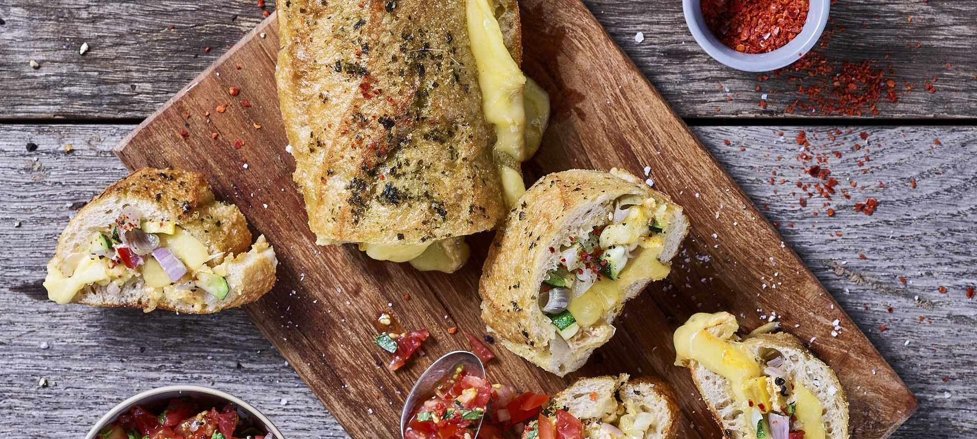 Rezeptbild für Gefülltes Käse-Baguette mit Tomaten-Salsa-Dip