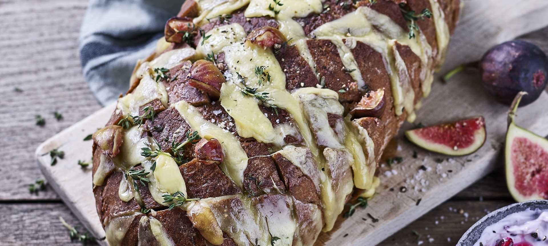 Rezeptbild für Herzhaftes Käse-Zupfbrot mit Thymian, Feigen und Granatapfel-Dip