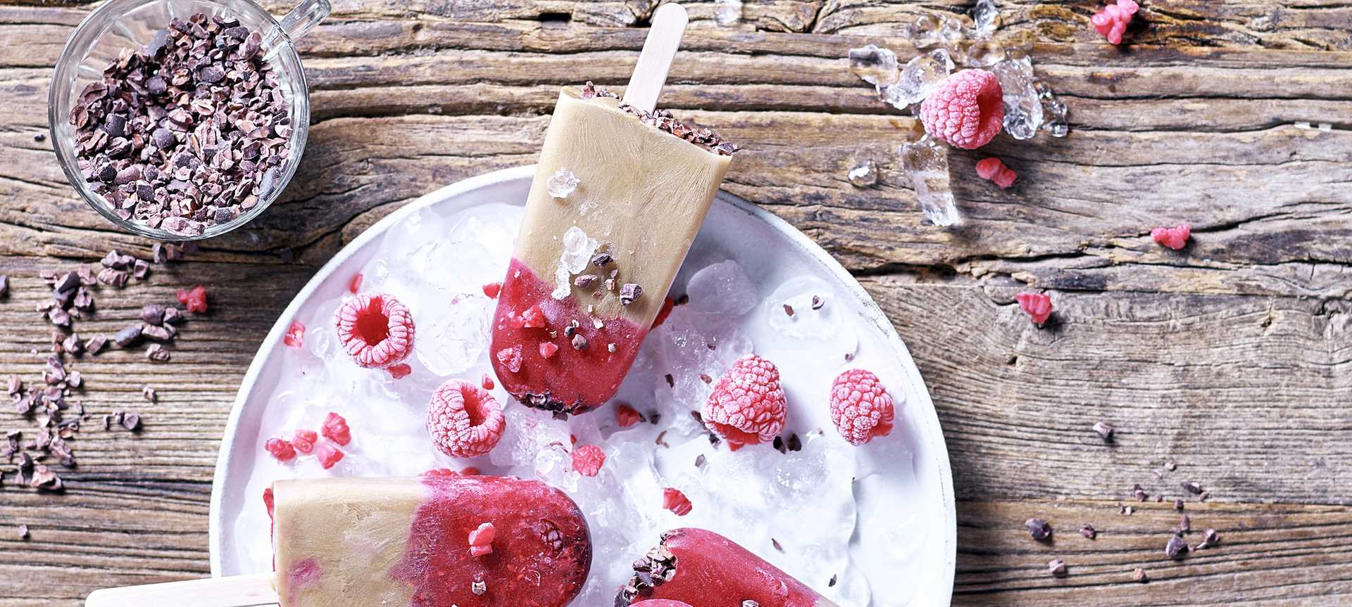 Rezeptbild für Kaffee-Stieleis mit Fruchtpüree und Kakaonibs