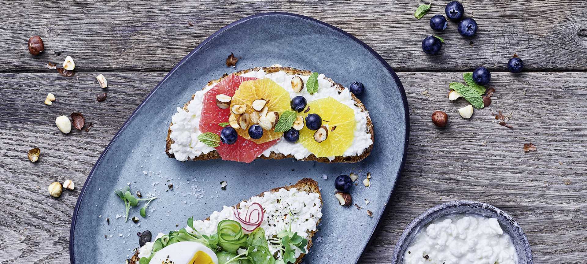 Rezeptbild für Frühstück: Herzhaftes oder süßes Low-Carb Brot mit körnigem Frischkäse