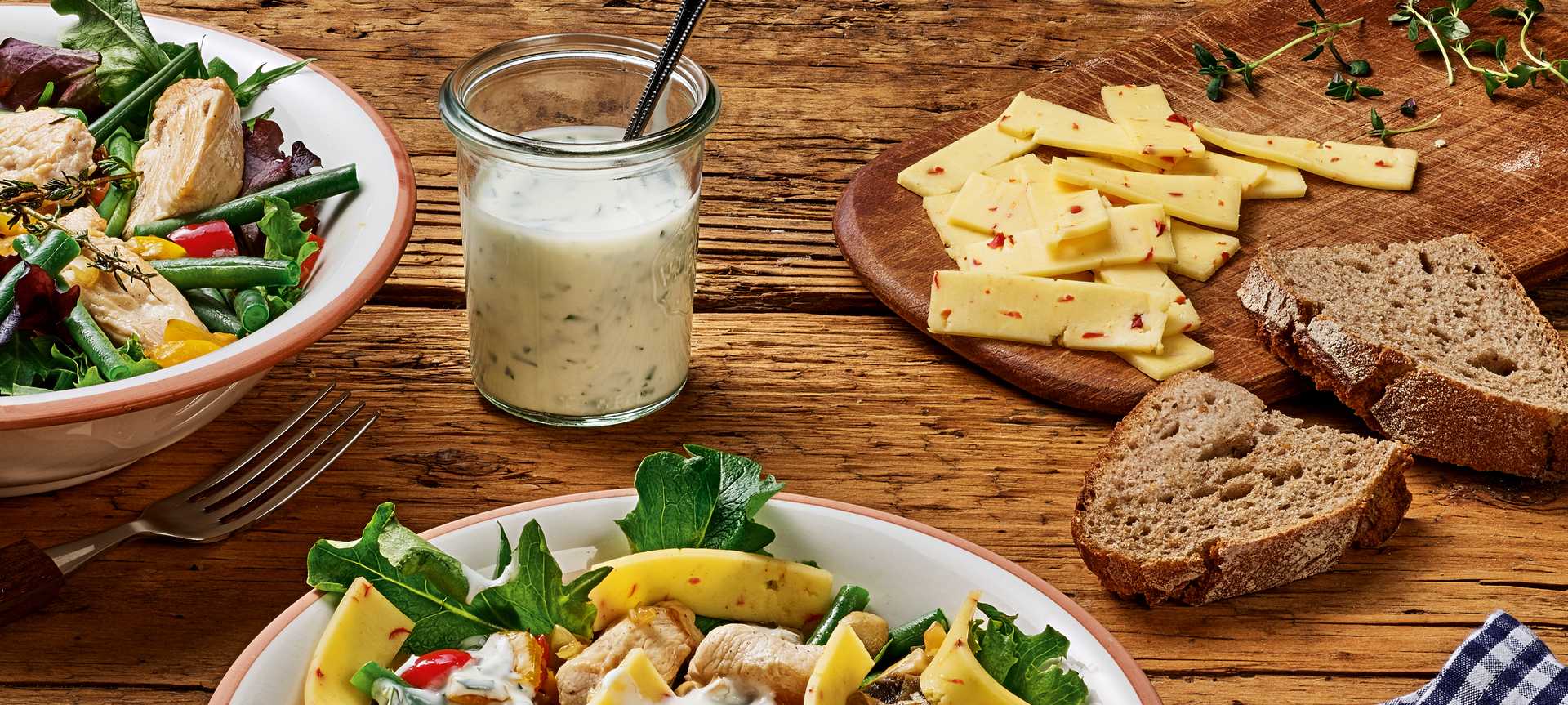 Rezeptbild für Bunter Käsesalat mit saftigen Putenstreifen und Joghurt-Kräuter-Dressing