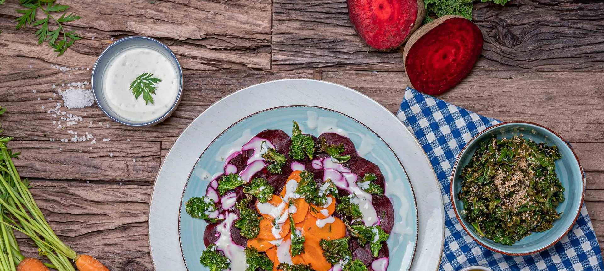 Rezeptbild für Herbst-Salat: Möhren-Rote-Bete-Carpaccio mit Grünkohl-Crunch