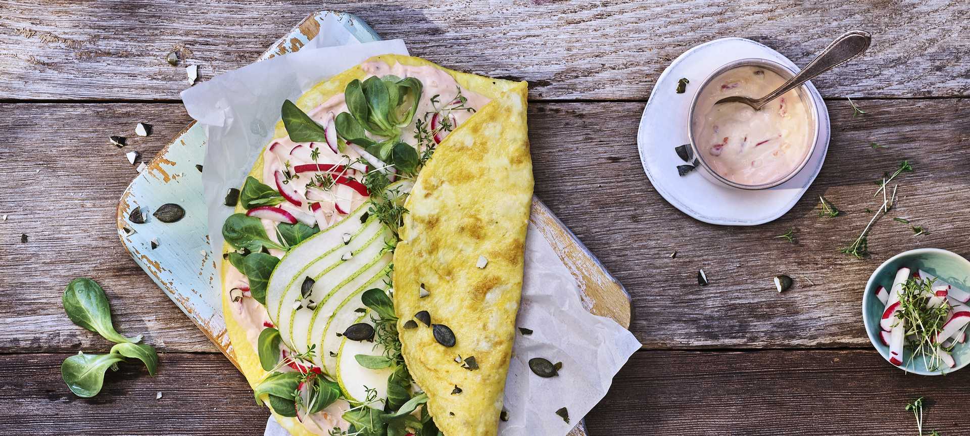 Rezeptbild für Blitzschnelles Omelette mit Birne, Feldsalat und Radieschen