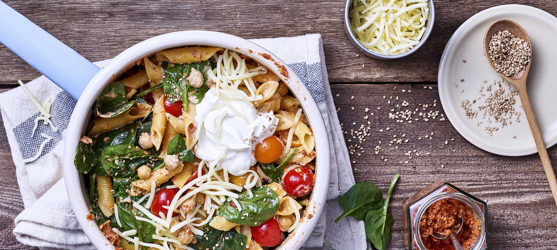 Rezeptbild für One-Pot-Pasta mit Kichererbsen, Pesto, Spinat und Reibekäse