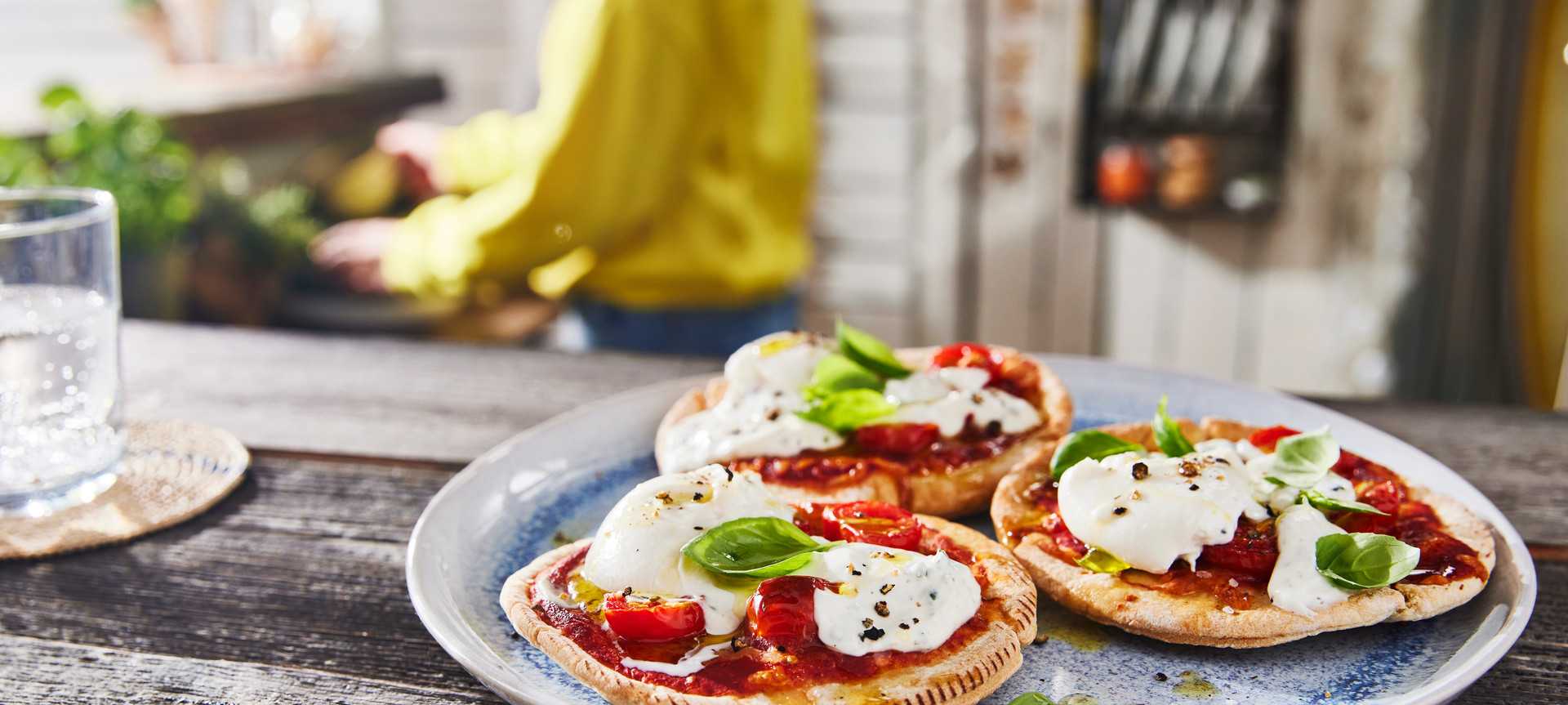 Rezeptbild für Knusprige Pitabrot-Pizza mit Burrata und Cherry-Tomaten