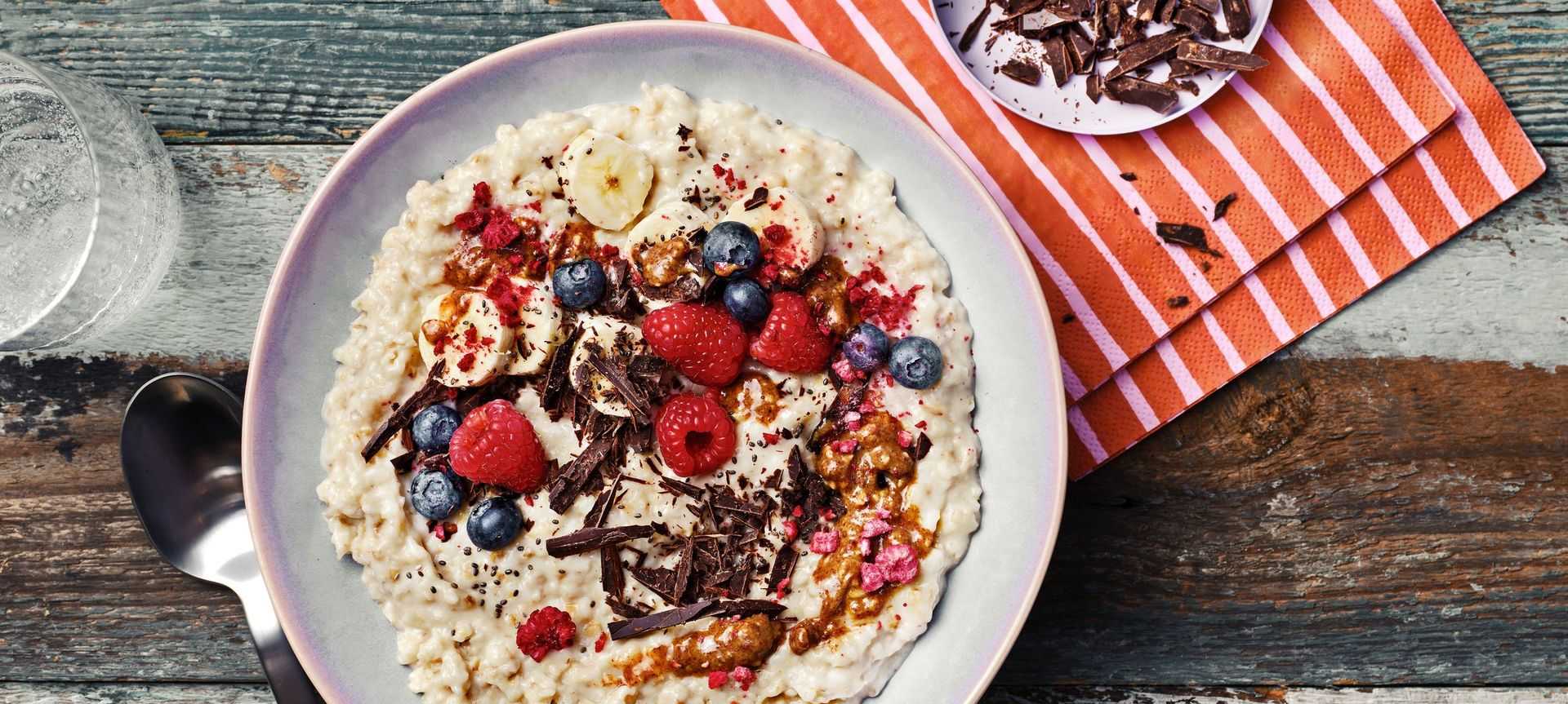 Rezeptbild für Cremige Vanille-Porridge Bowl mit Mandelmus & Himbeeren