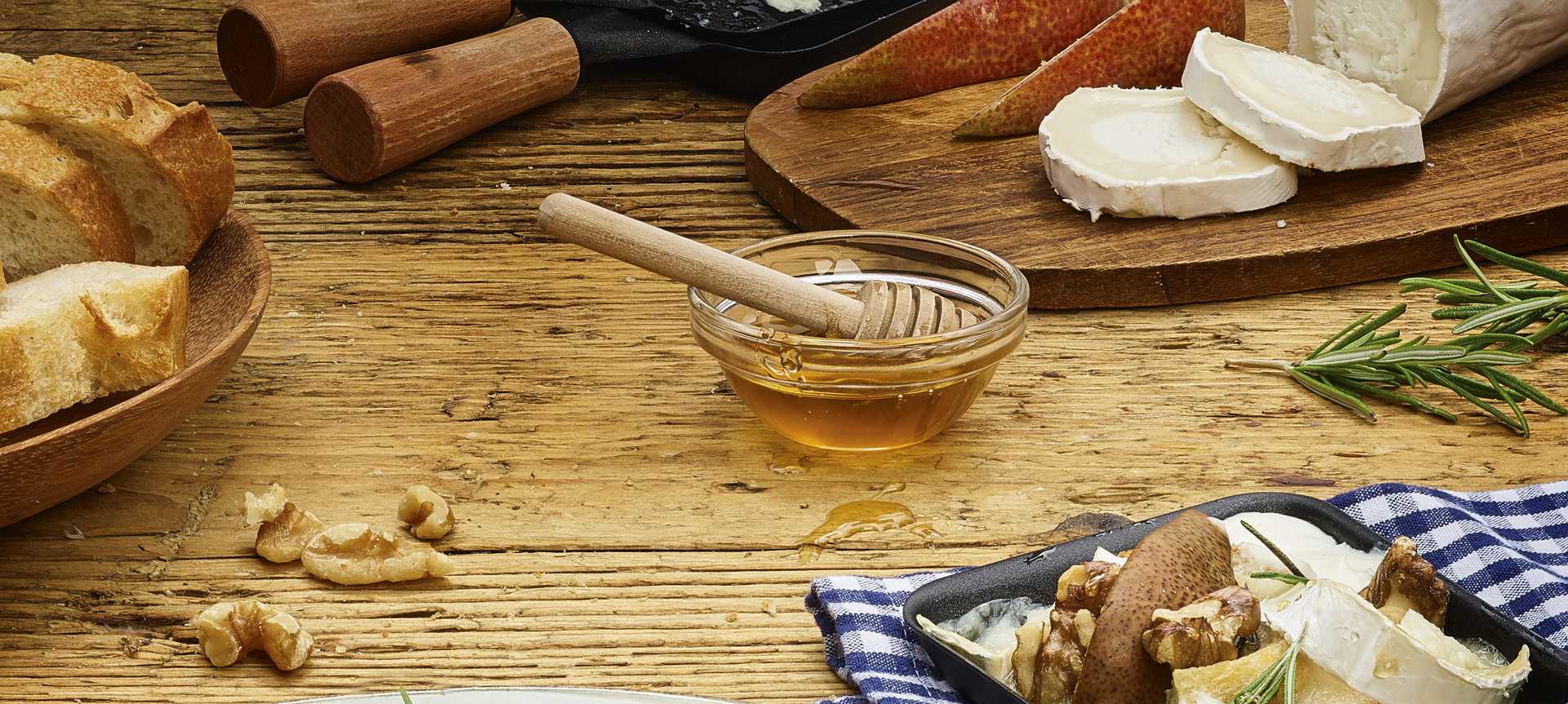 Rezeptbild für Raclette-Pfännchen Provence mit Ziegenkäse, Birne und Walnüssen