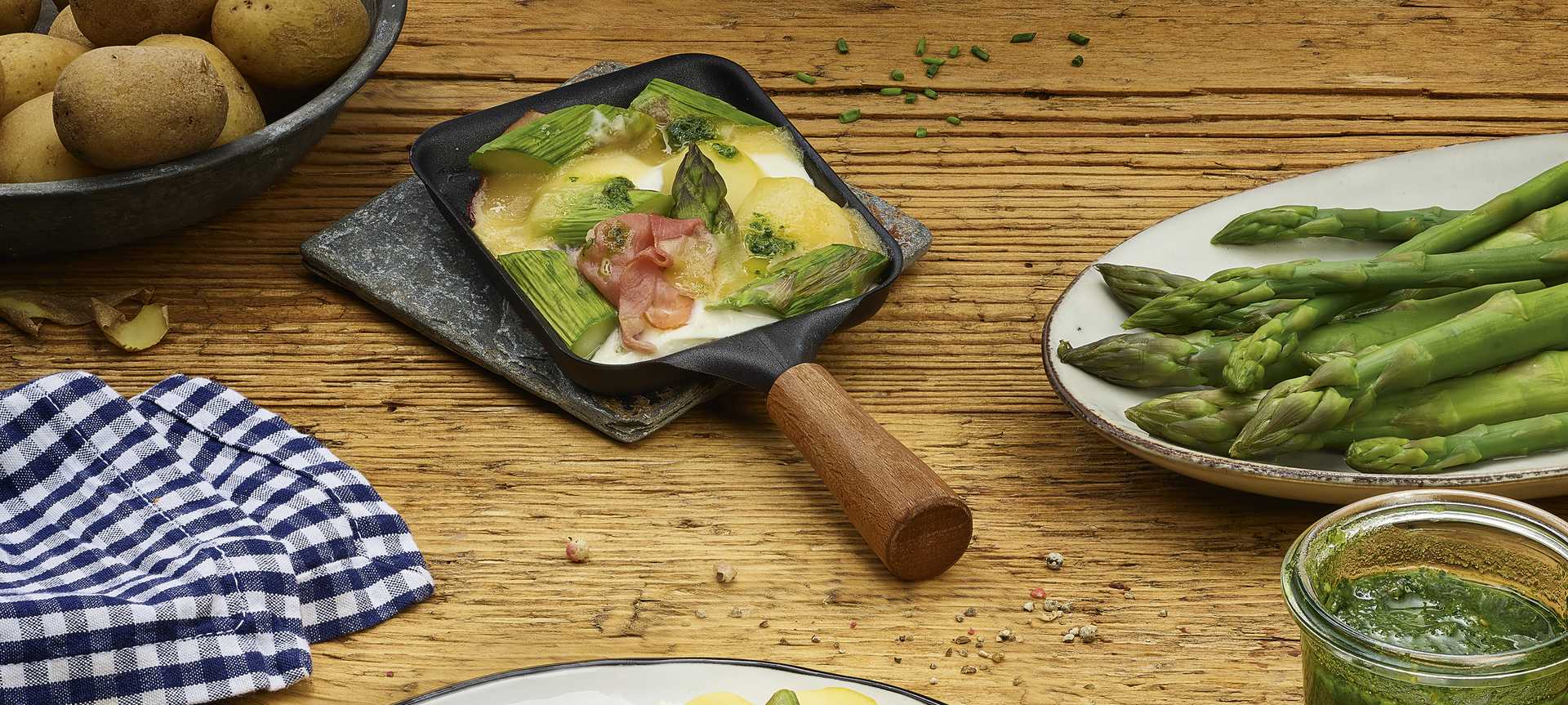 Rezeptbild für Raclette-Pfännchen mit grünem Spargel und Schinken