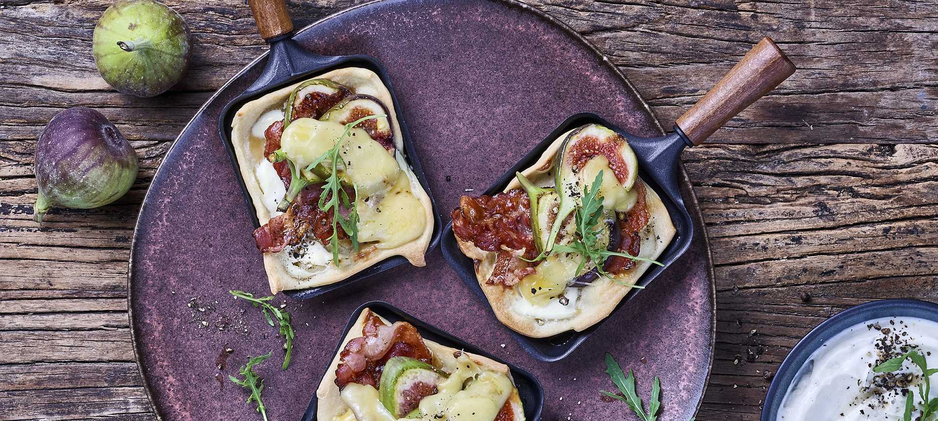 Rezeptbild für Raclette-Pfännchen mit Flammkuchen, Bacon und Feigen