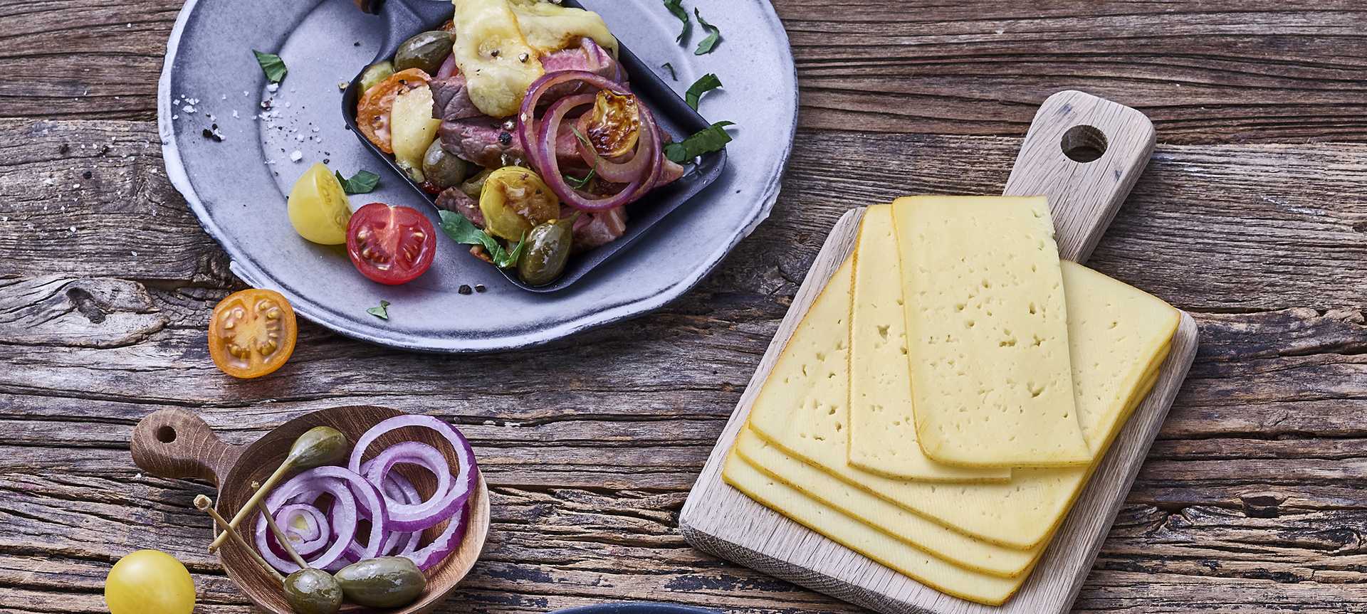 Rezeptbild für Raclette-Pfännchen mit Steakstreifen, Kapernäpfeln und Kirschtomaten
