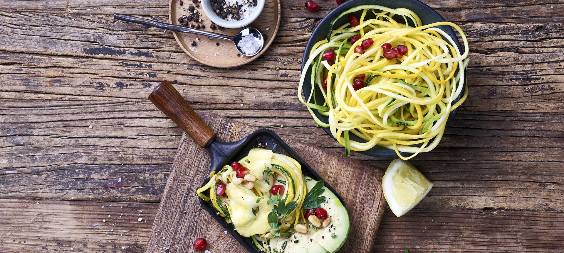 Rezeptbild für Raclette-Pfännchen mit Zucchini-Spagetti, Avocado und Granatapfel