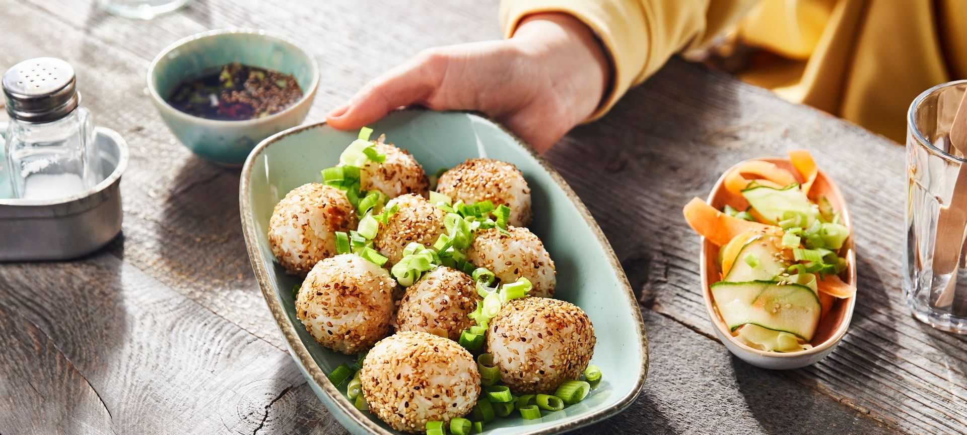 Rezeptbild für Sesam-Reisbällchen mit Käsefüllung und Sojasoße