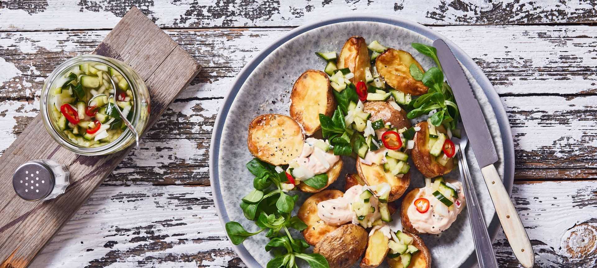 Rezeptbild für Ofenkartoffeln mit scharfem Gurken-Relish