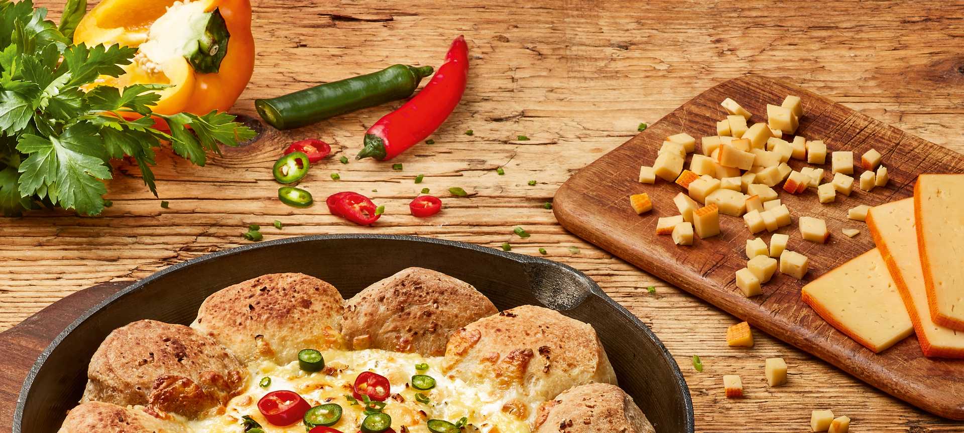 Rezeptbild für Brötchenkranz mit Ofenkäse-Dip