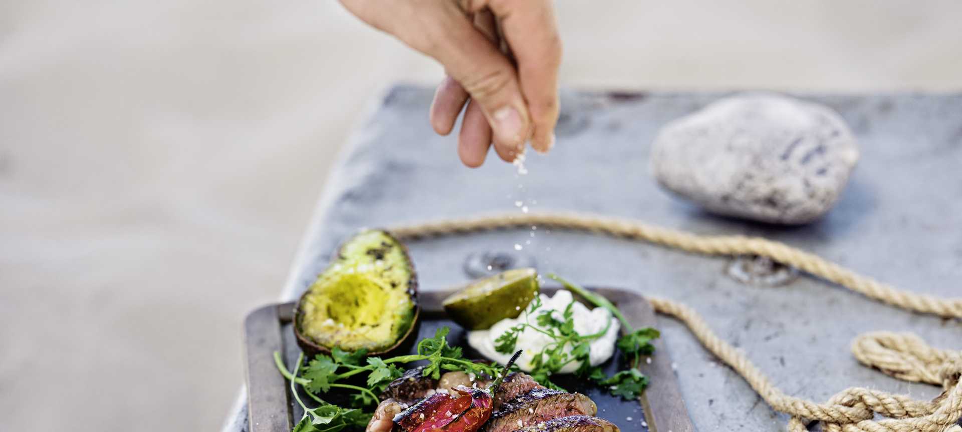 Rezeptbild für Gegrilltes Rib-Eye-Steak mit Avocado-Beilage