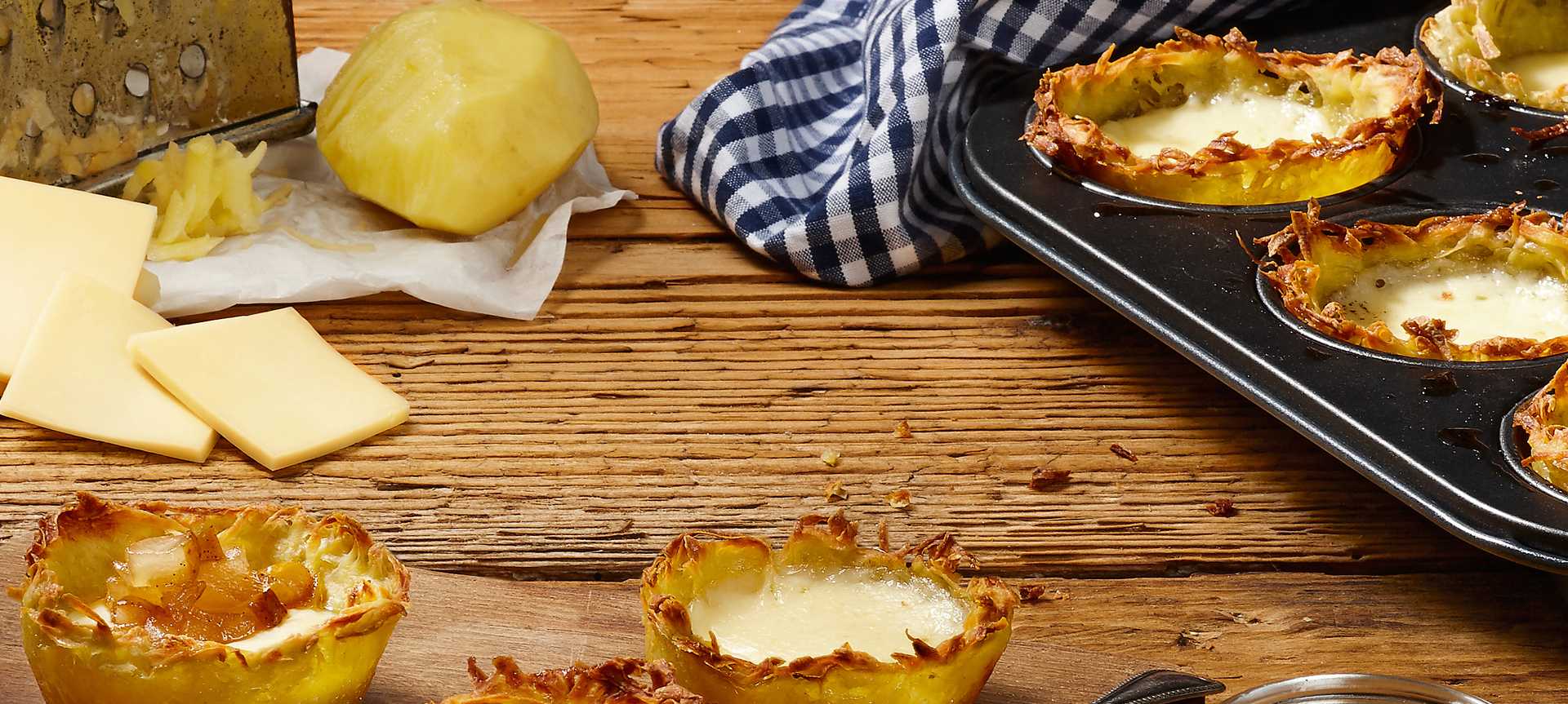 Rezeptbild für Herzhafte Rösti-Muffins mit Käse und karamellisierten Birnen überbacken